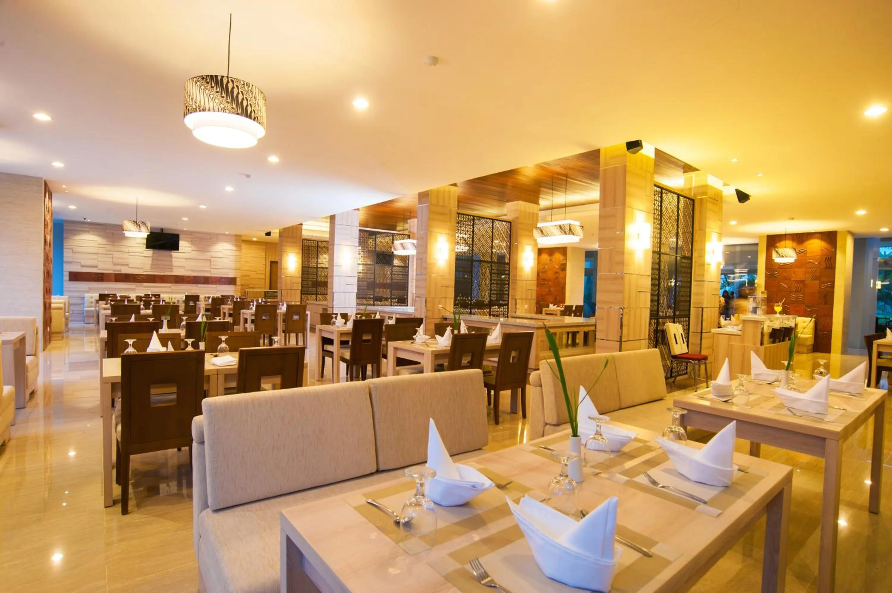 Restaurant/places to eat in Lombok Raya Hotel