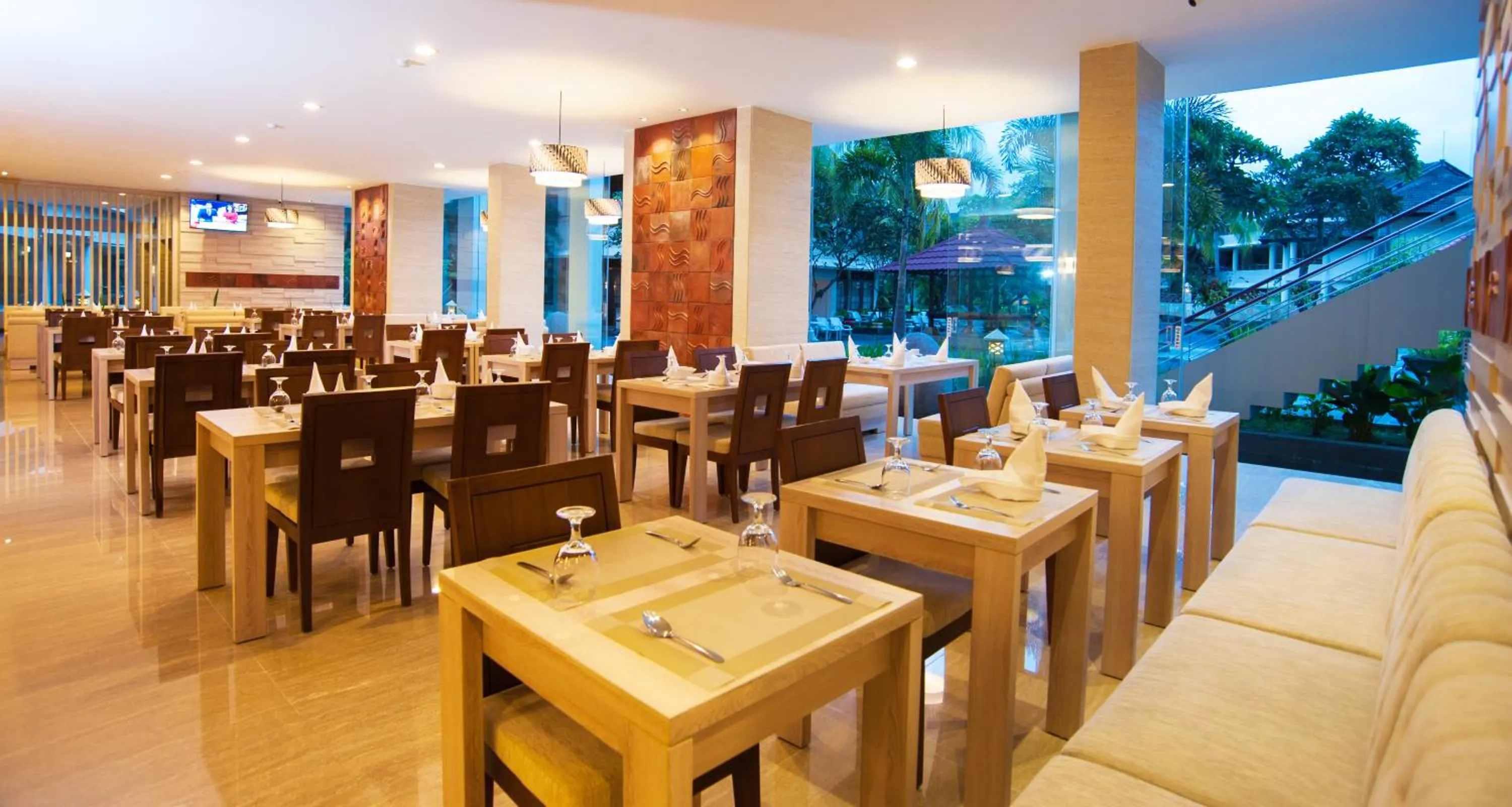 Restaurant/places to eat in Lombok Raya Hotel