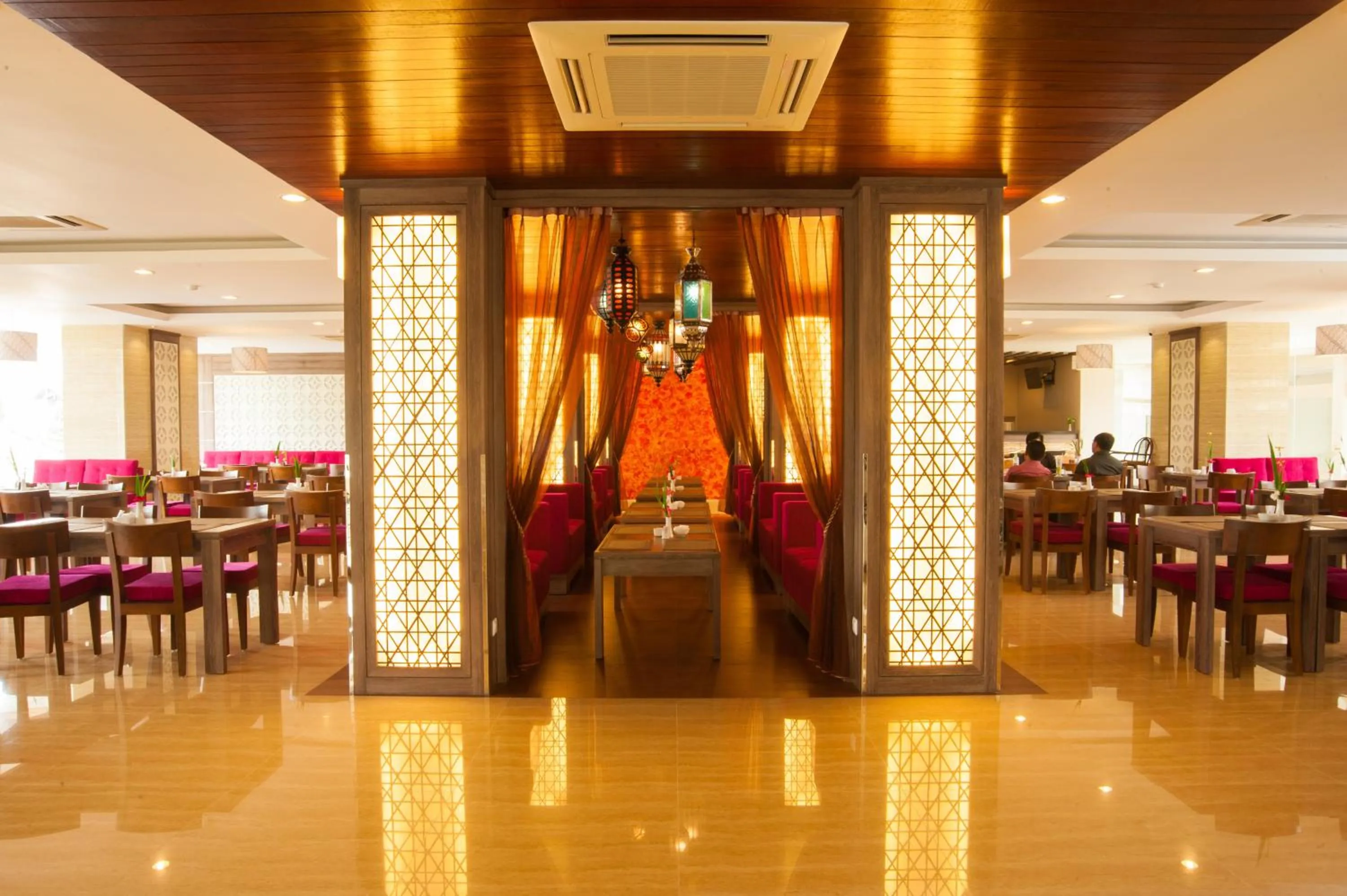 Restaurant/places to eat in Lombok Raya Hotel