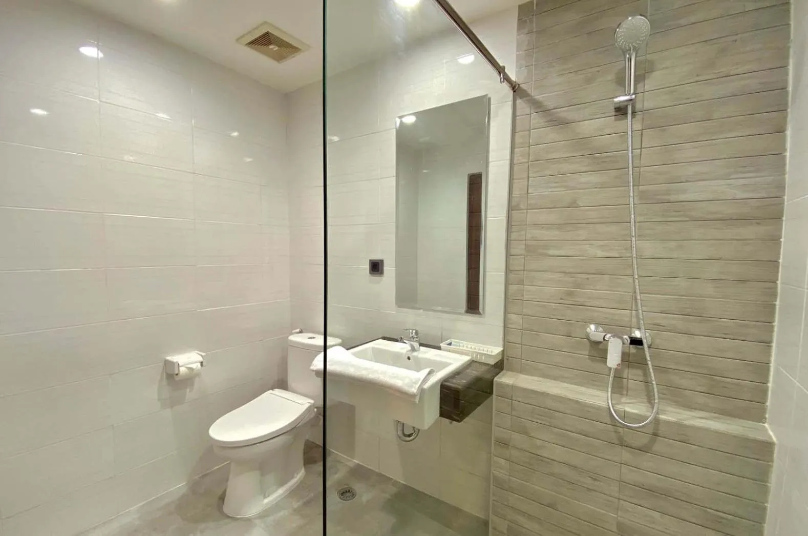 Shower in Lombok Raya Hotel