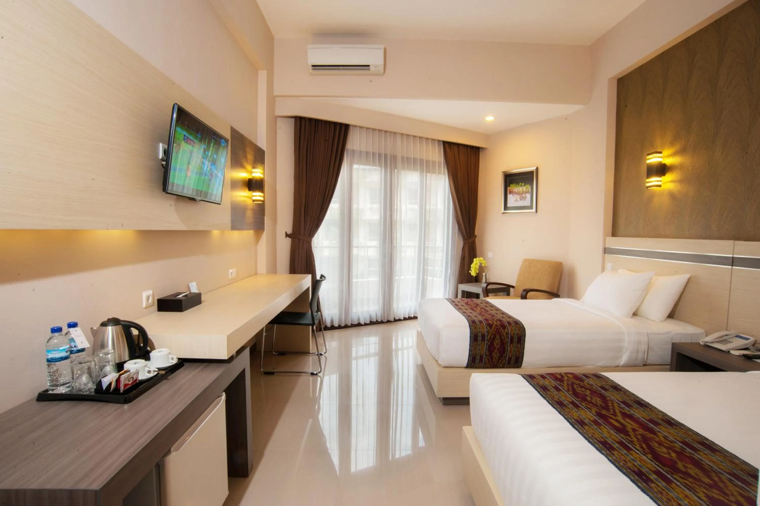 Coffee/tea facilities, Bed in Lombok Raya Hotel