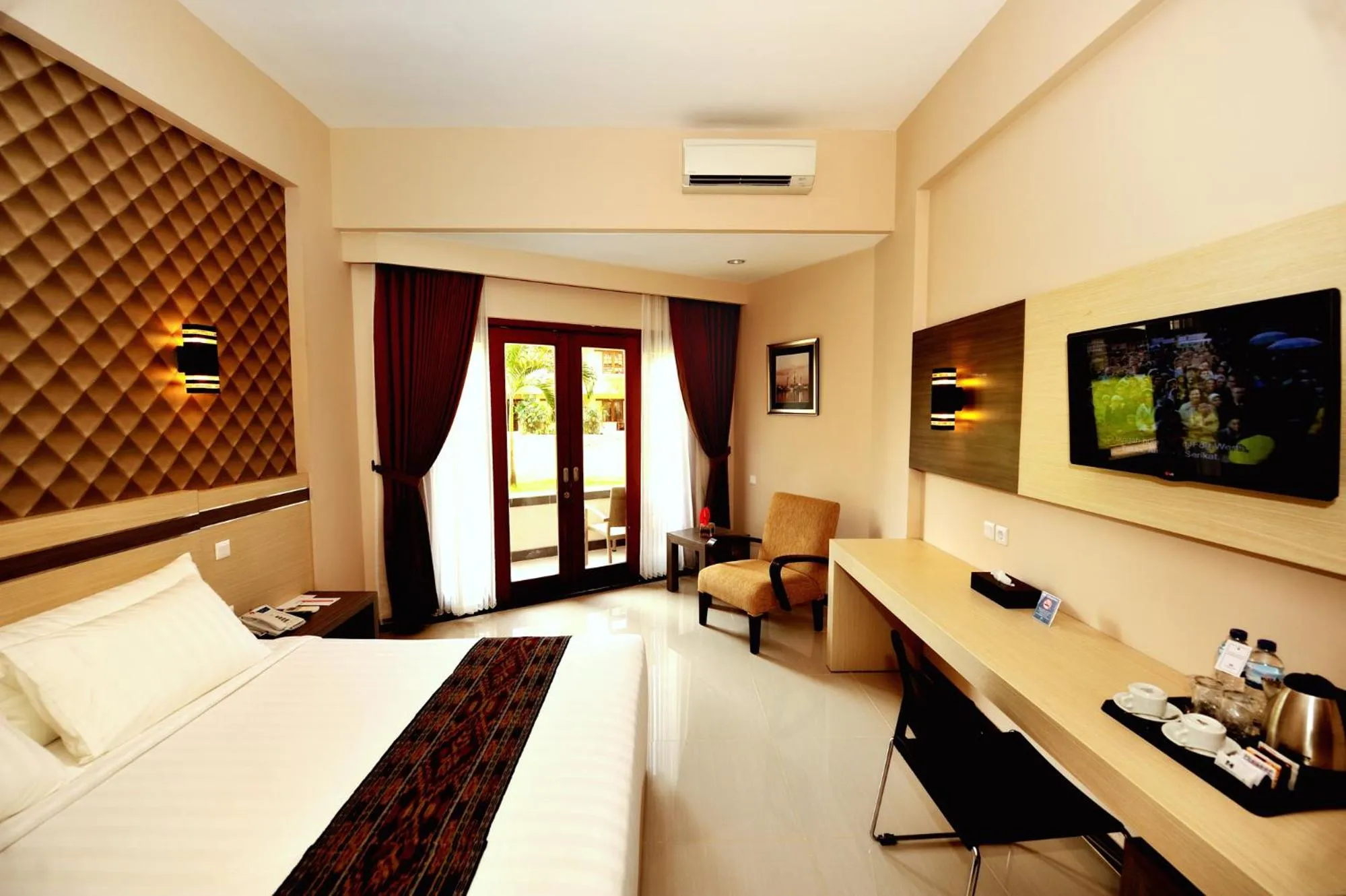 TV and multimedia, Bed in Lombok Raya Hotel