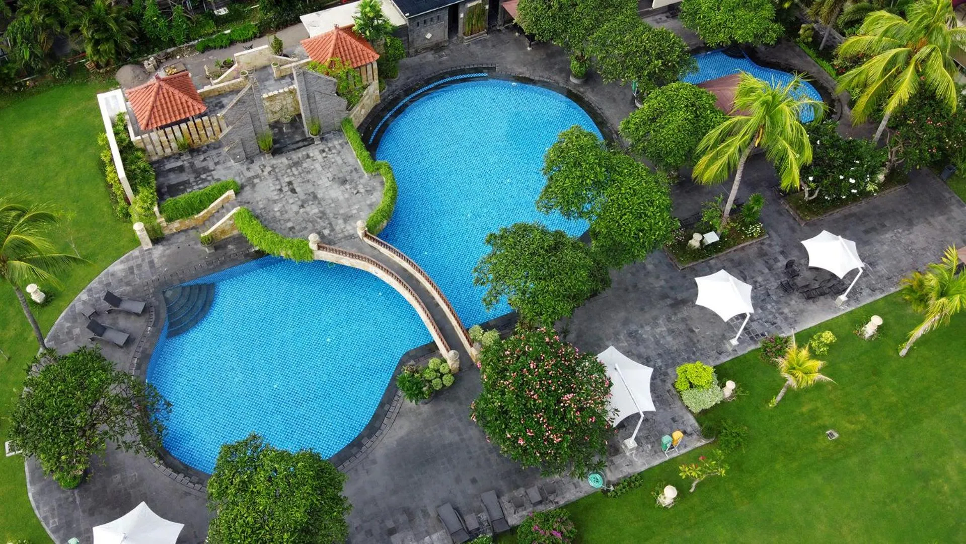 Swimming pool in Lombok Raya Hotel