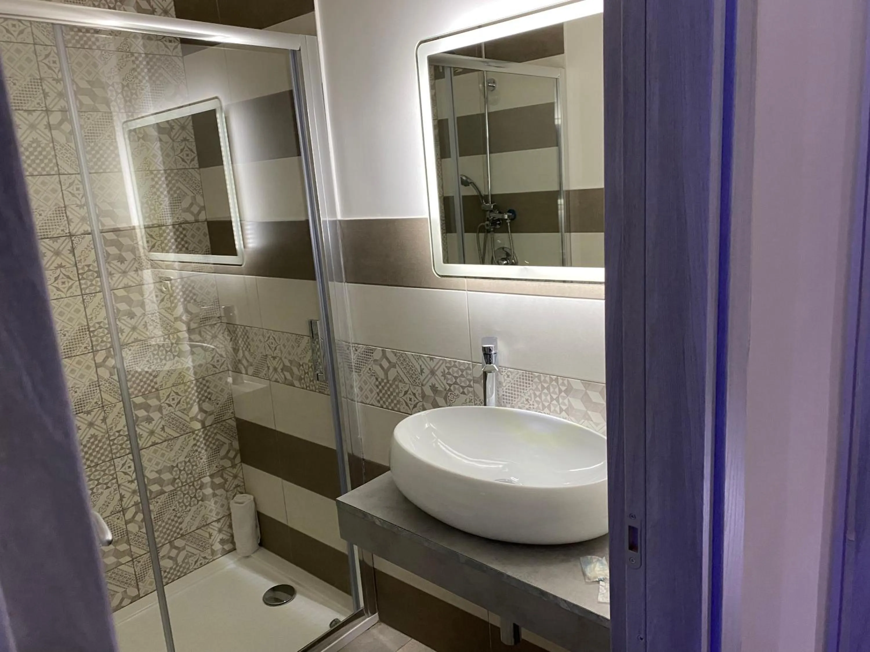 Shower in Hotel Poker