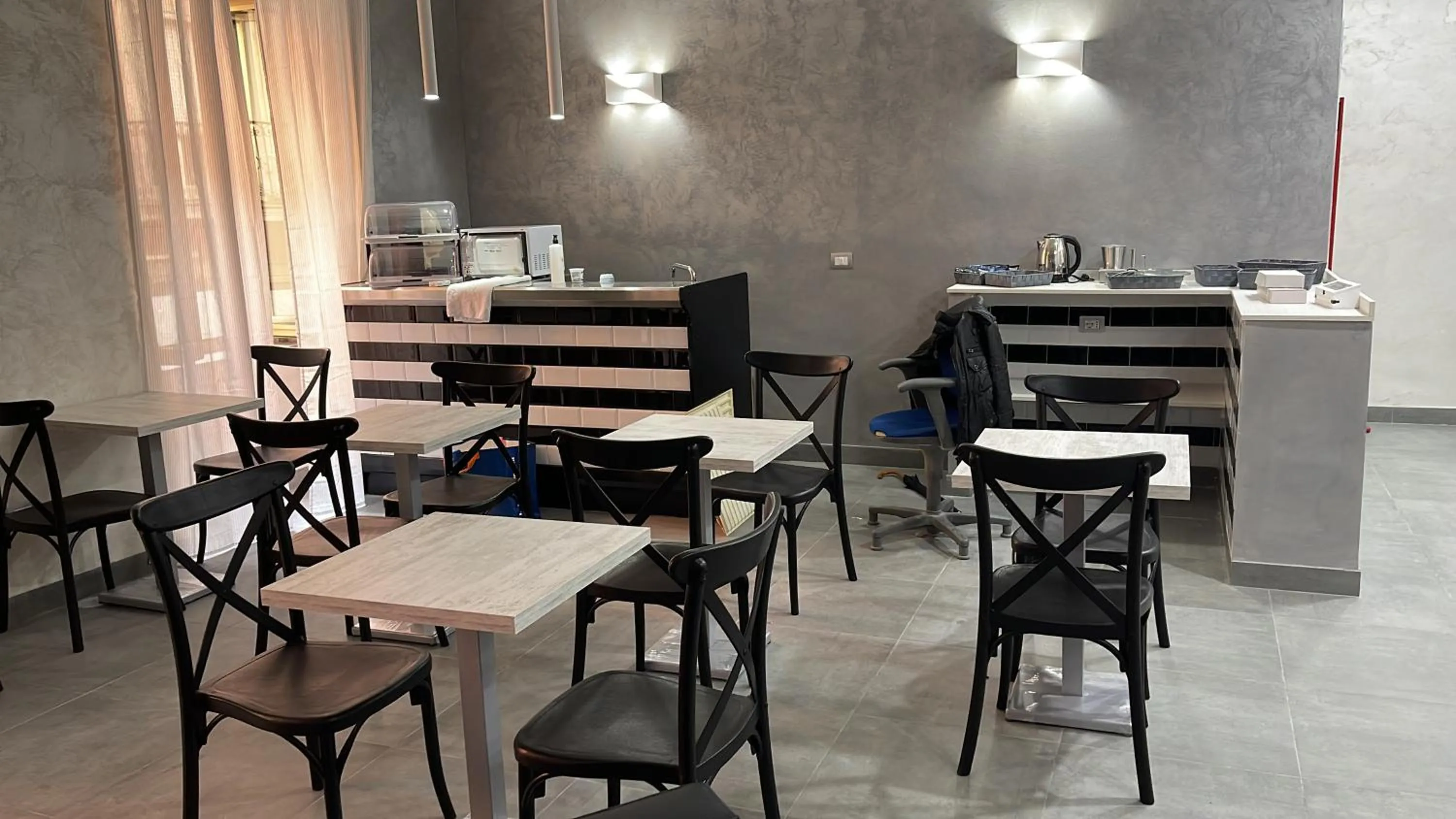 Restaurant/places to eat in Hotel Poker