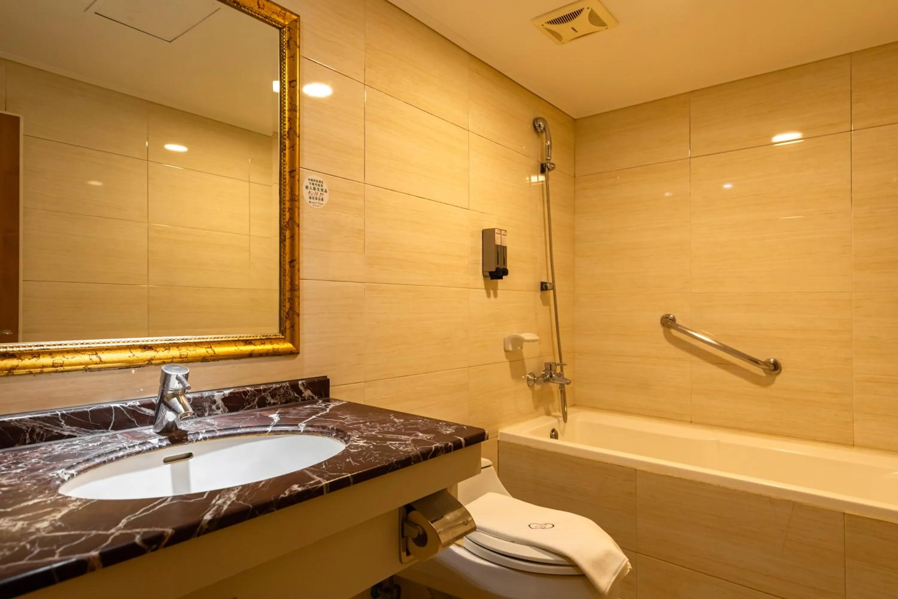 露夏旅社 l 納康商旅 l 智能入住 l 鄰近花園夜市