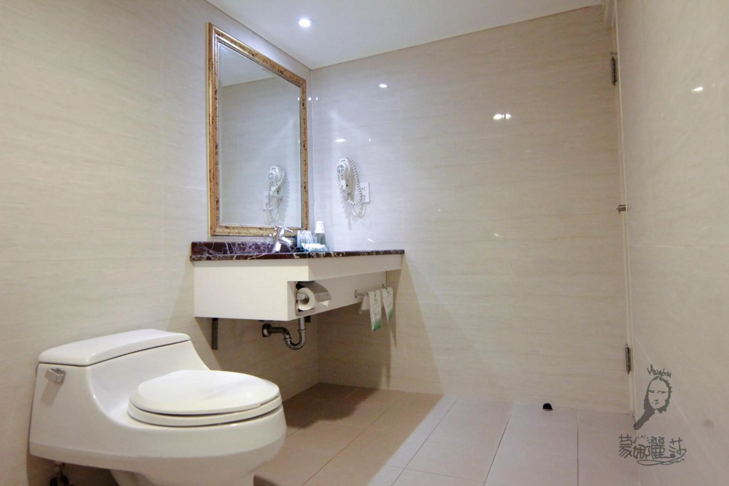 Toilet in Monalisa Hotel