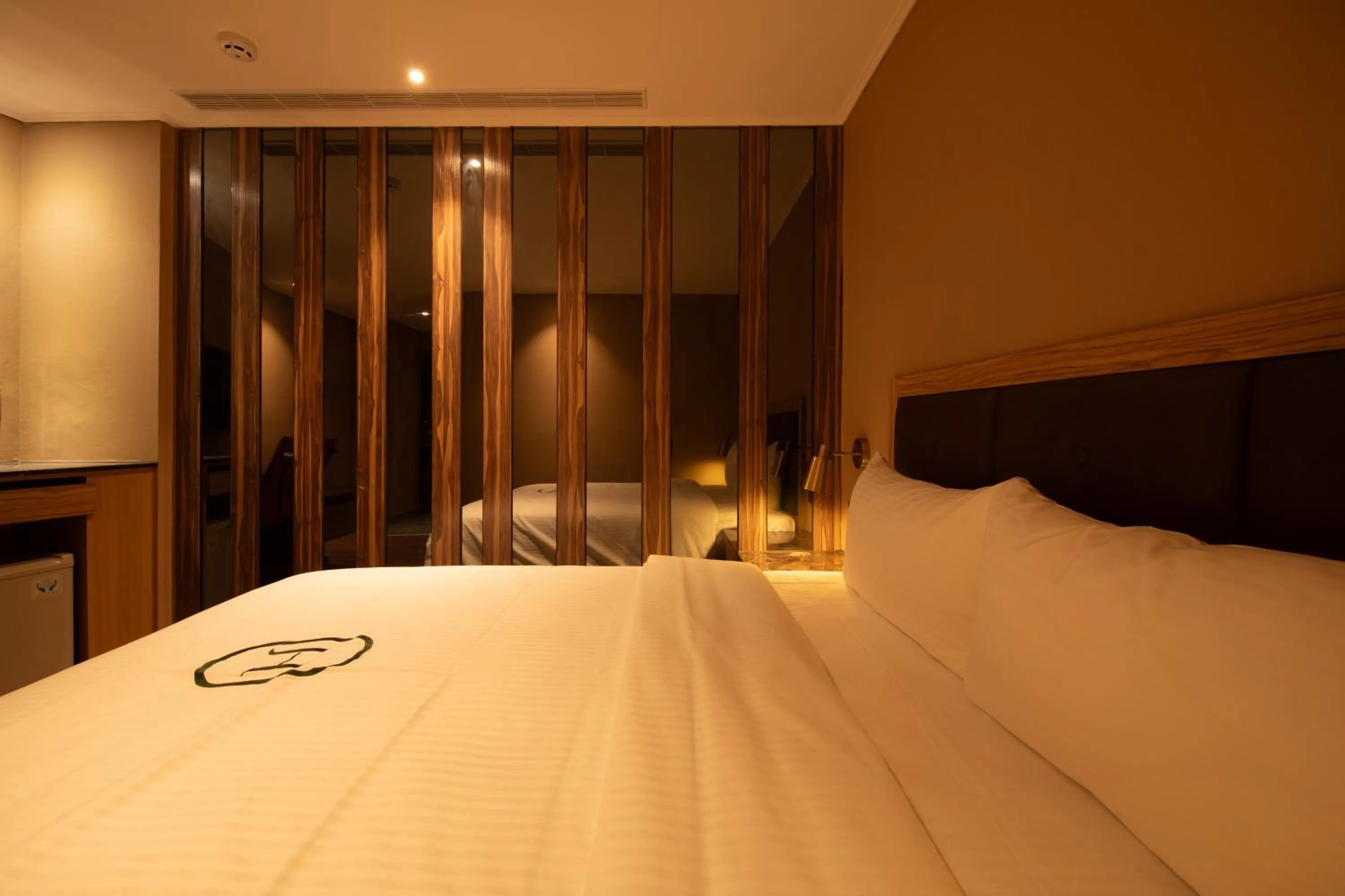 Bed in 露夏旅社 l 納康商旅 l 智能入住 l 鄰近花園夜市