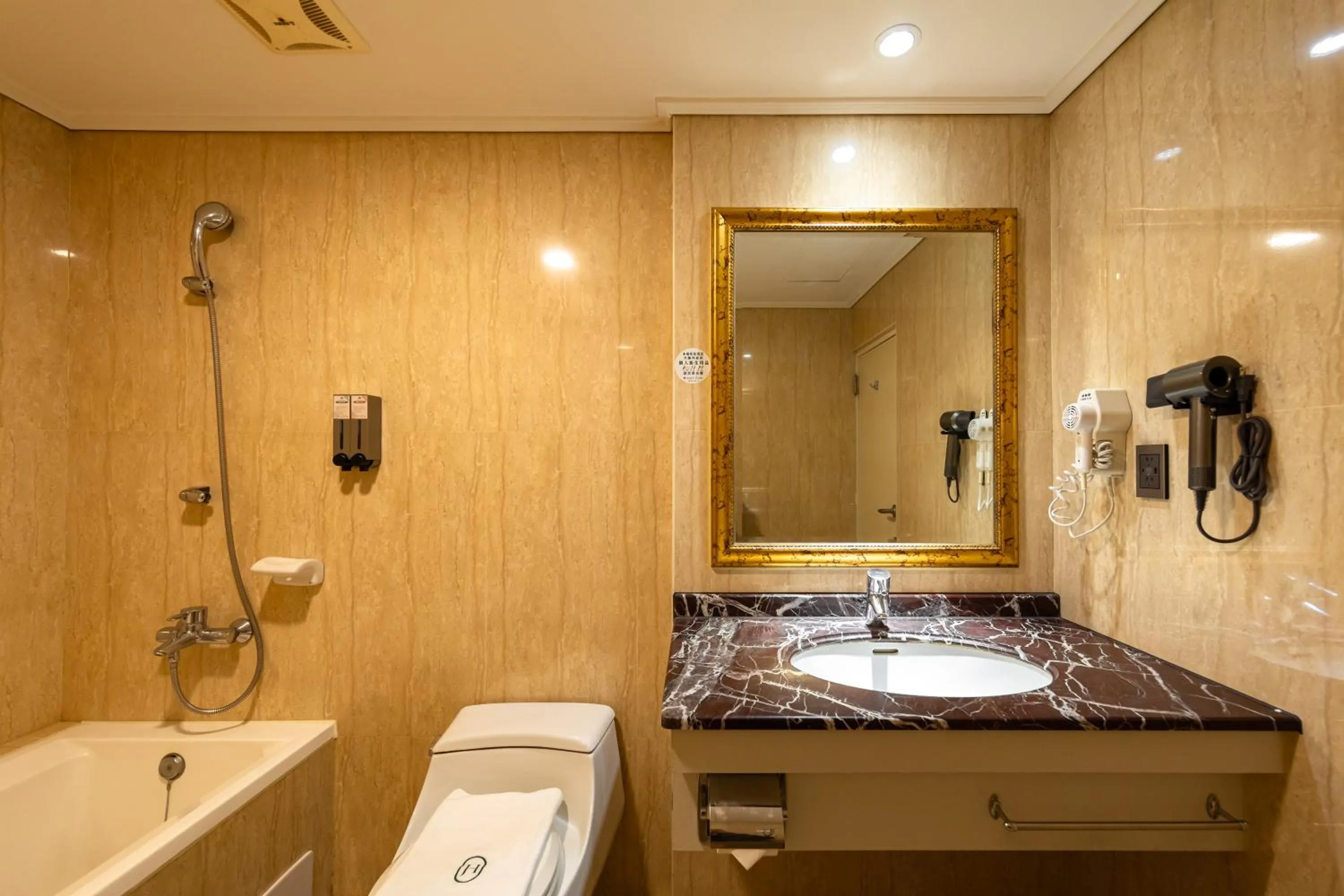 露夏旅社 l 納康商旅 l 智能入住 l 鄰近花園夜市