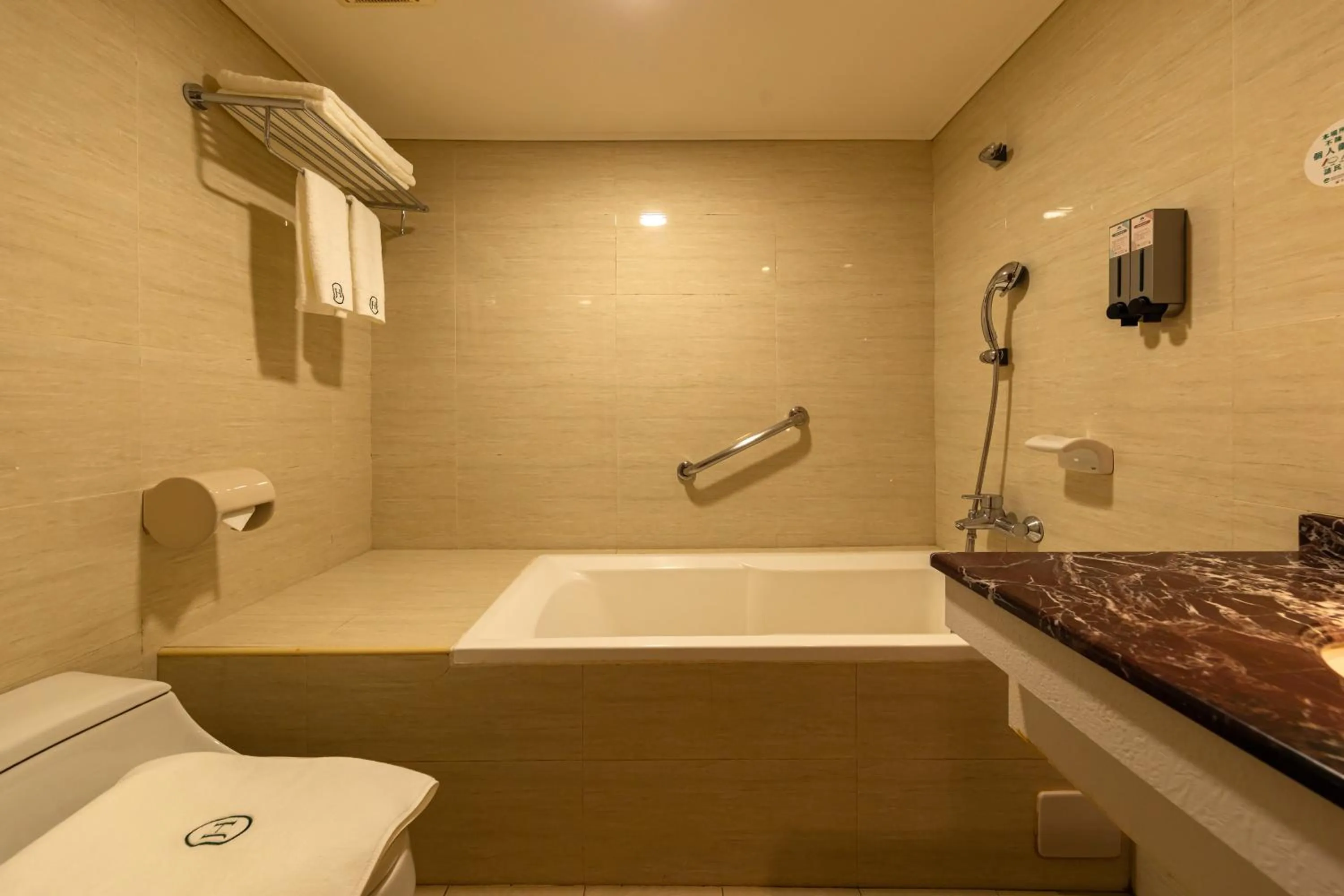 露夏旅社 l 納康商旅 l 智能入住 l 鄰近花園夜市