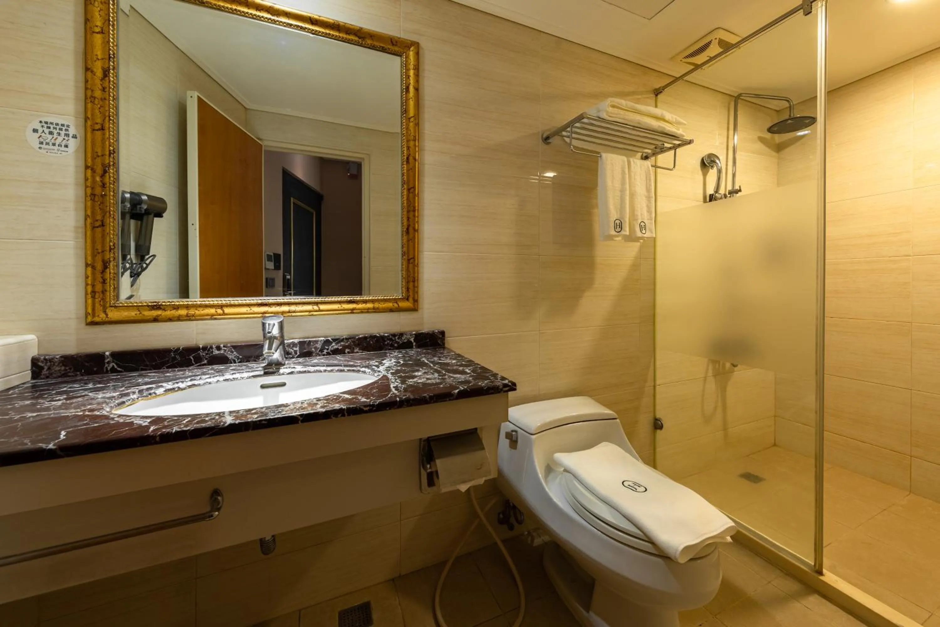 露夏旅社 l 納康商旅 l 智能入住 l 鄰近花園夜市