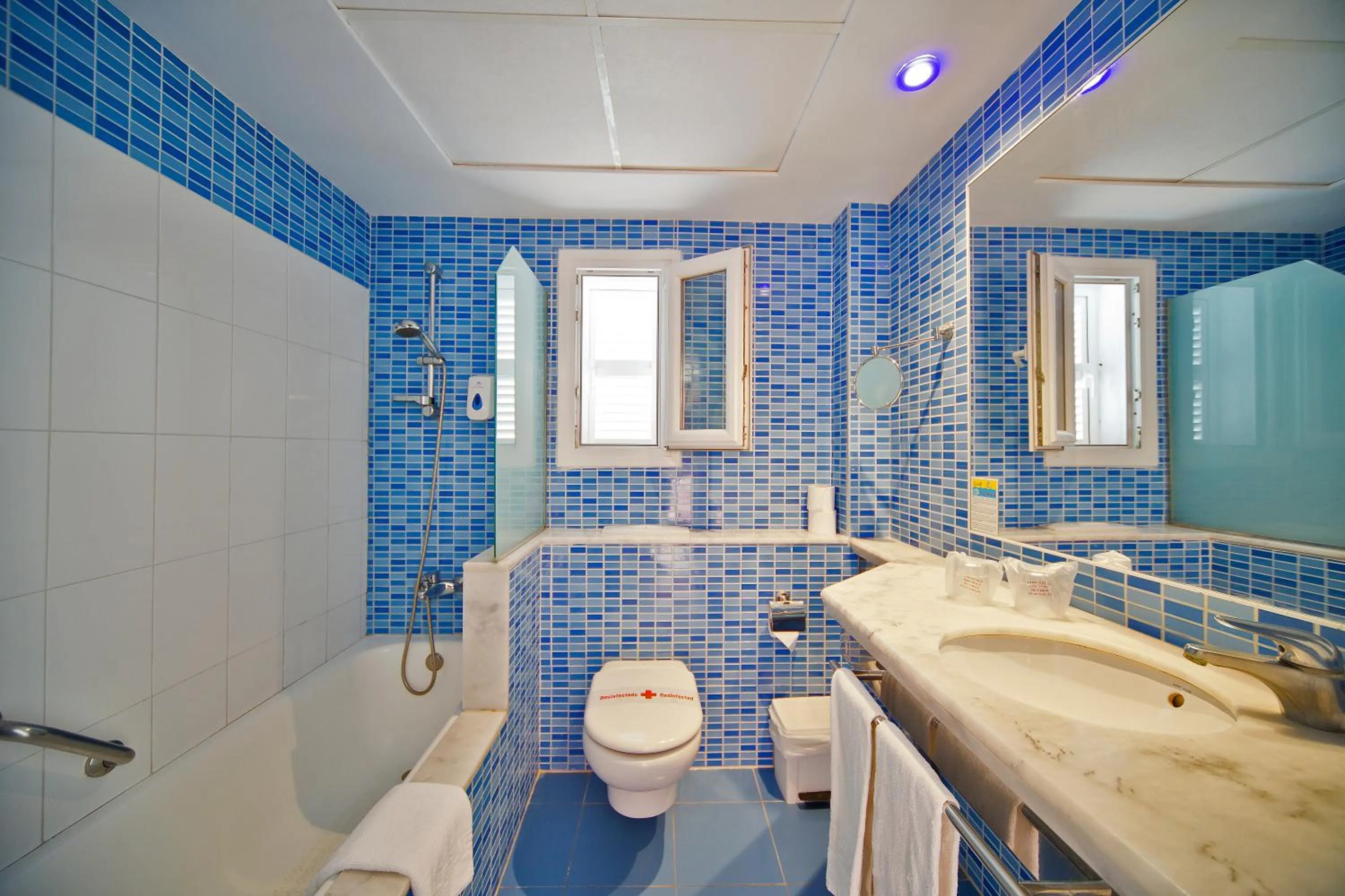 Toilet in Hotel Club Es Talaial