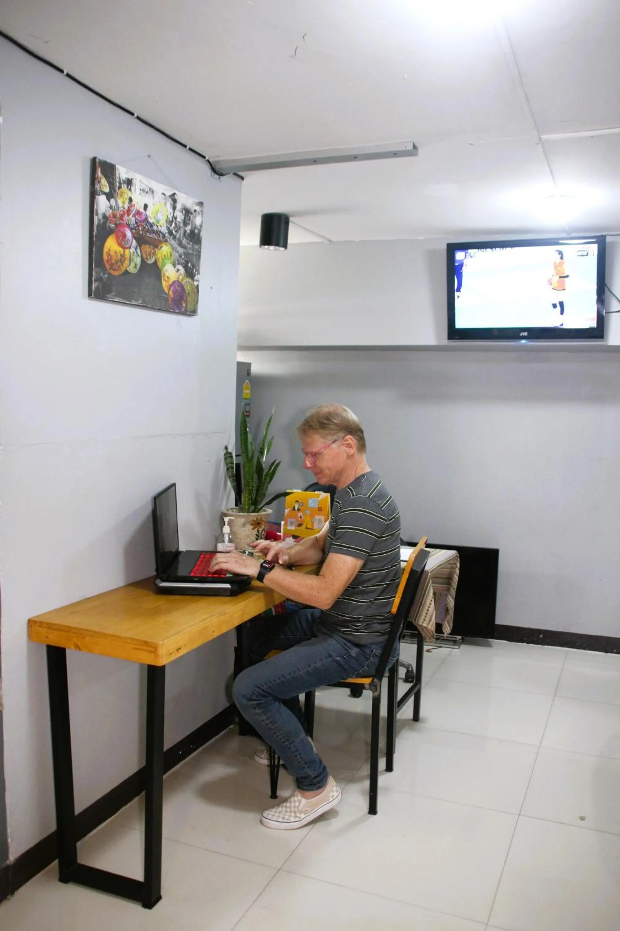 Communal lounge/ TV room in Lux Rooms Night Bazaar