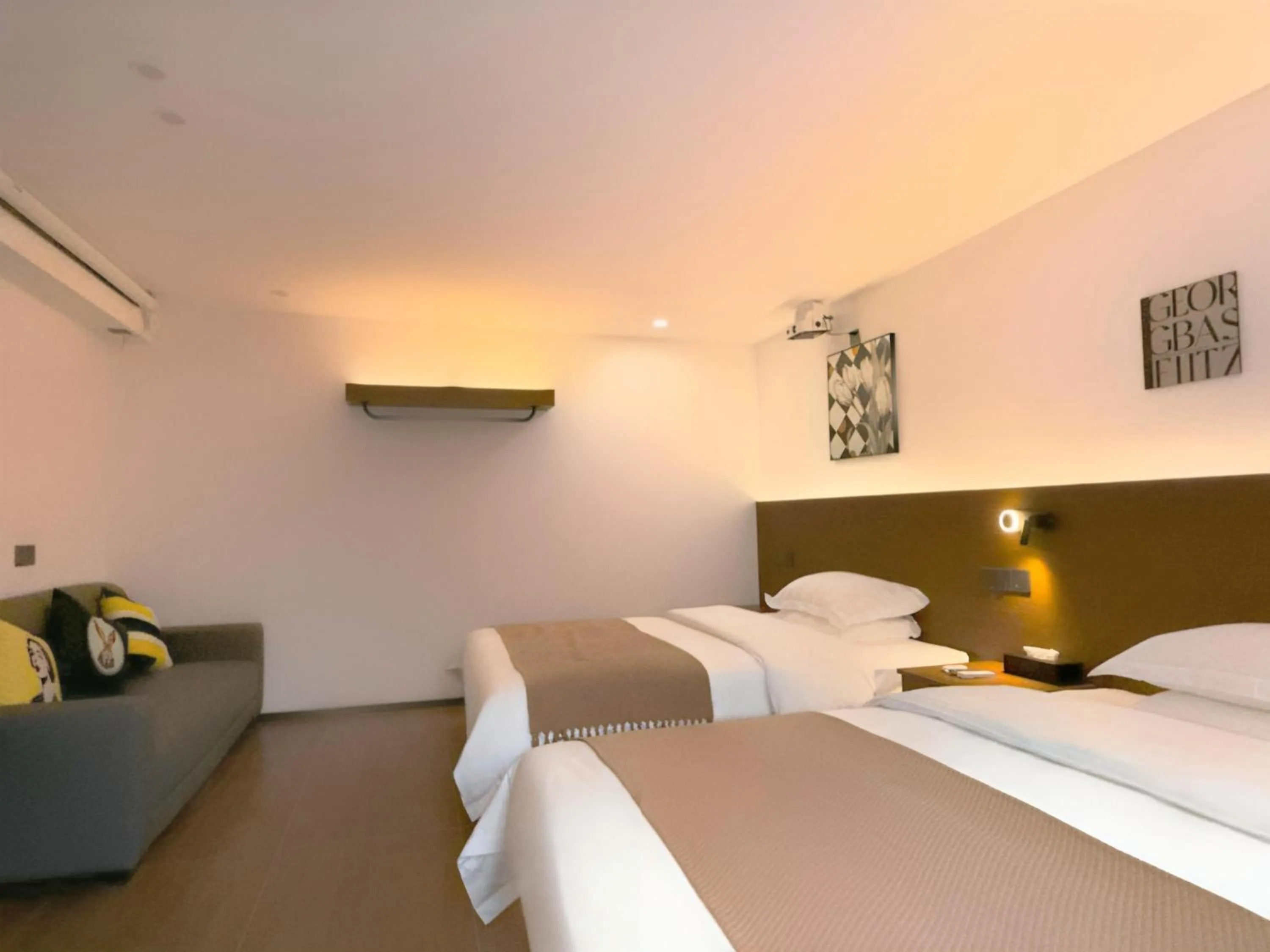 Bed in Li River Resort Villa Hotel