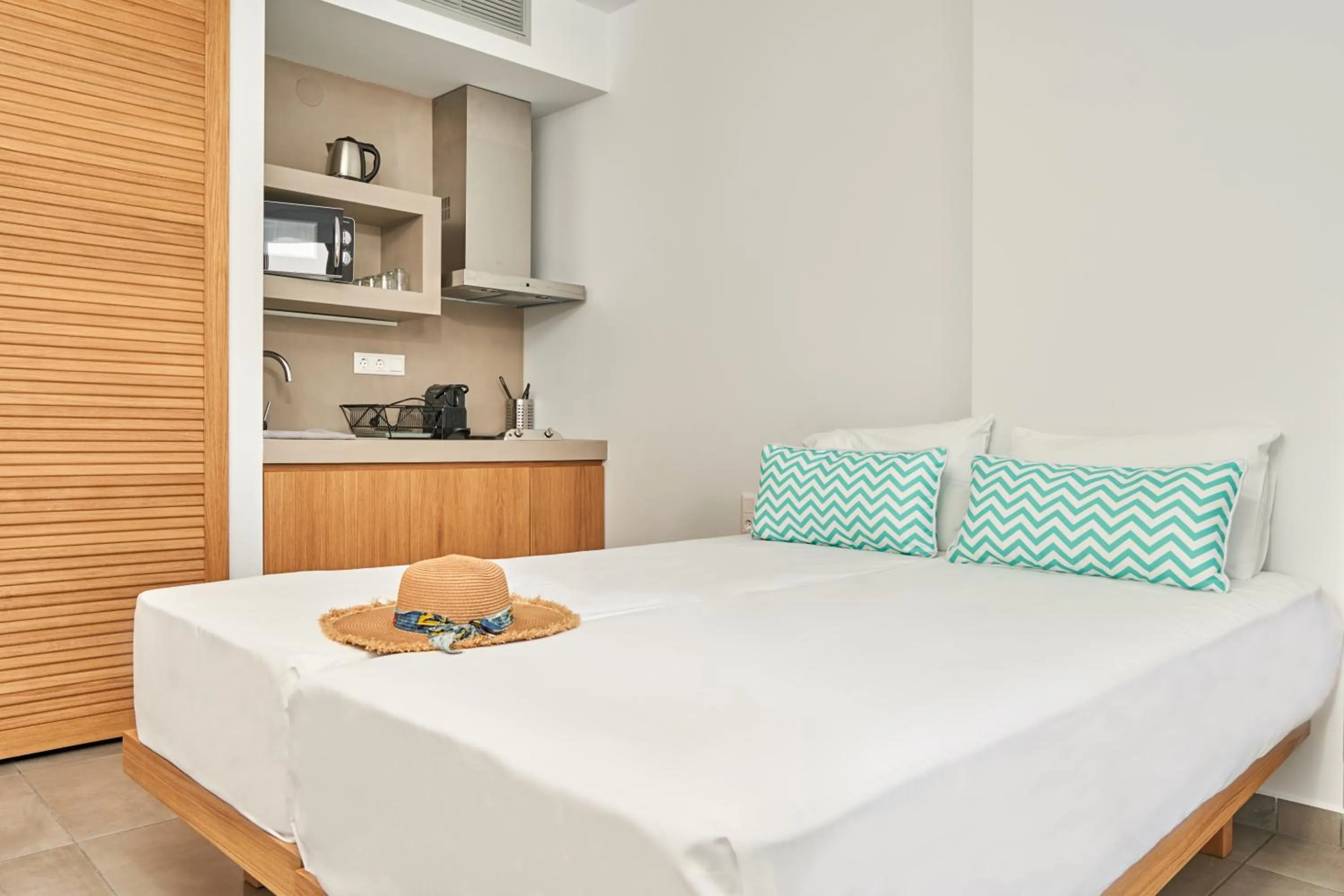 Photo of the whole room, Bed in Mougre studios