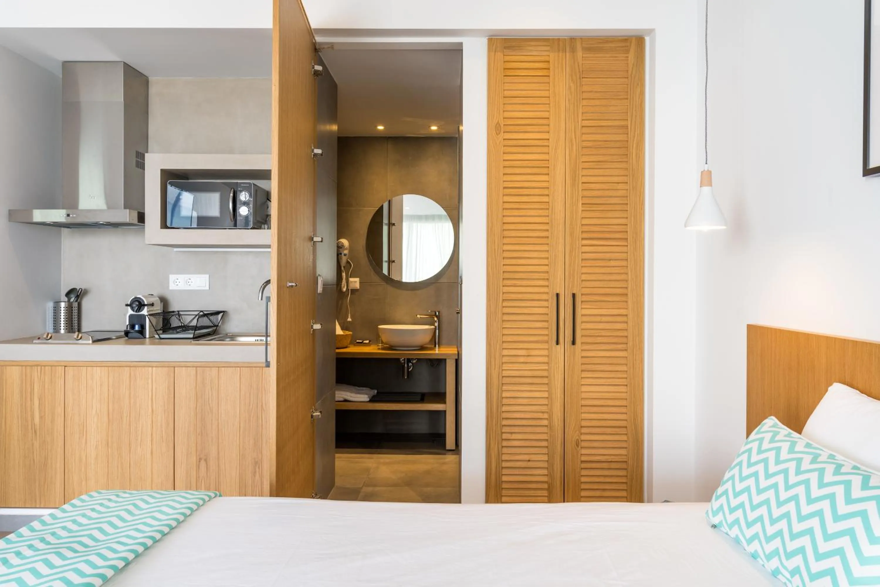 Kitchen or kitchenette, Bed in Mougre studios