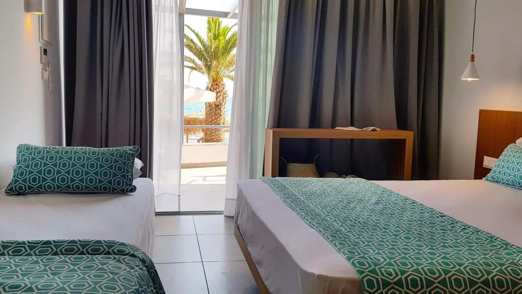 Photo of the whole room, Bed in Mougre studios