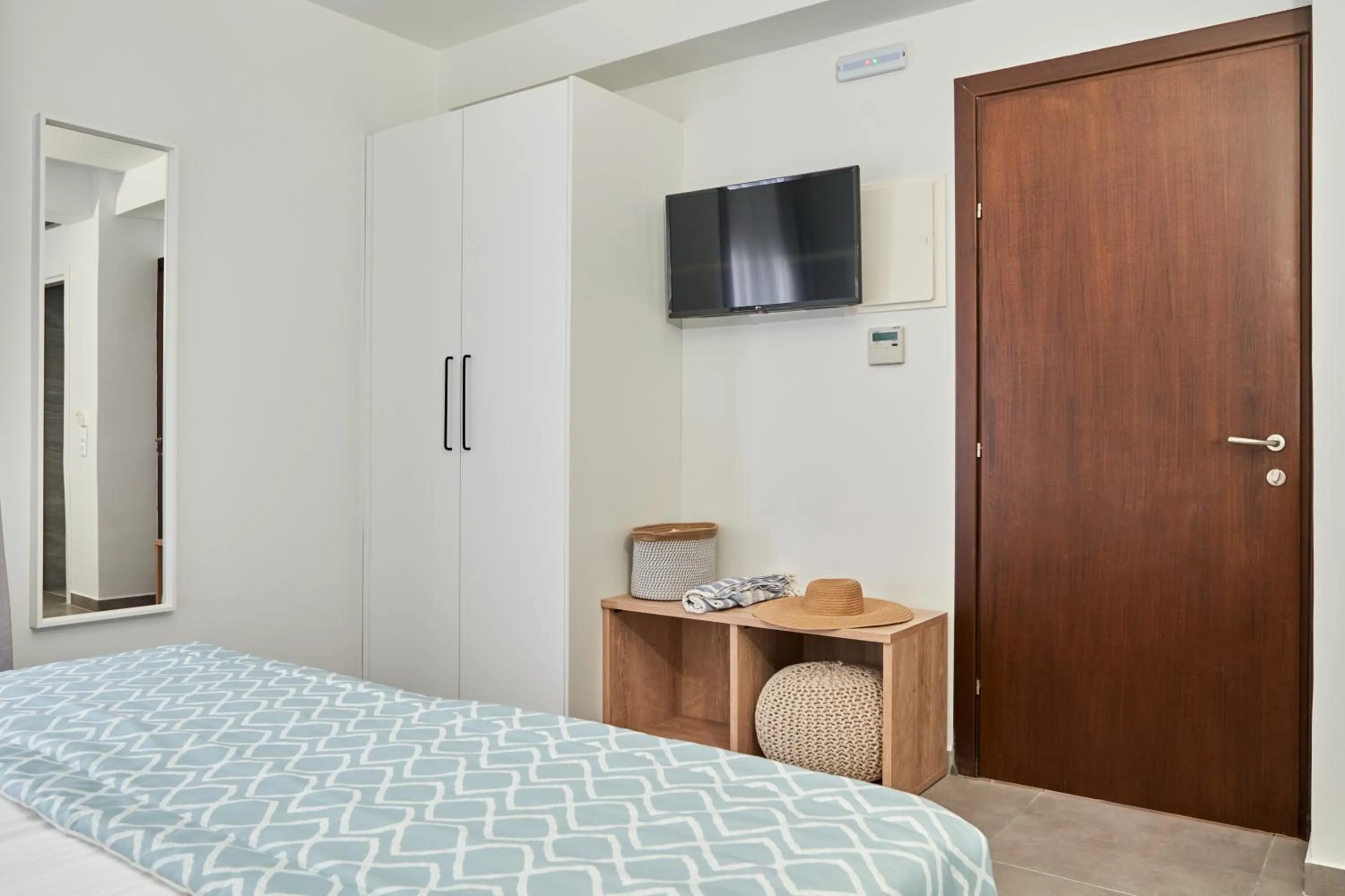 Photo of the whole room, Bed in Mougre studios