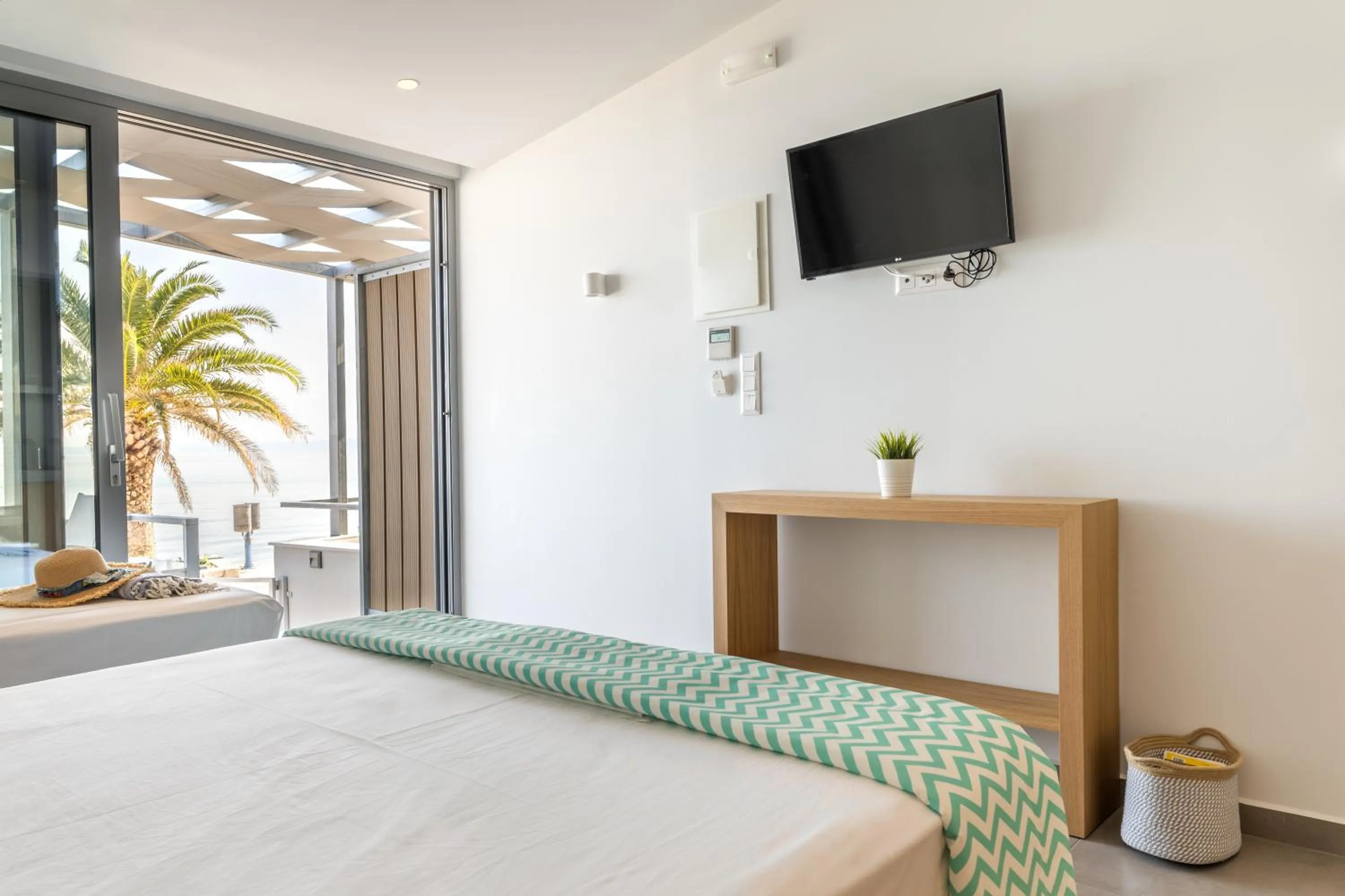 Photo of the whole room, Bed in Mougre studios