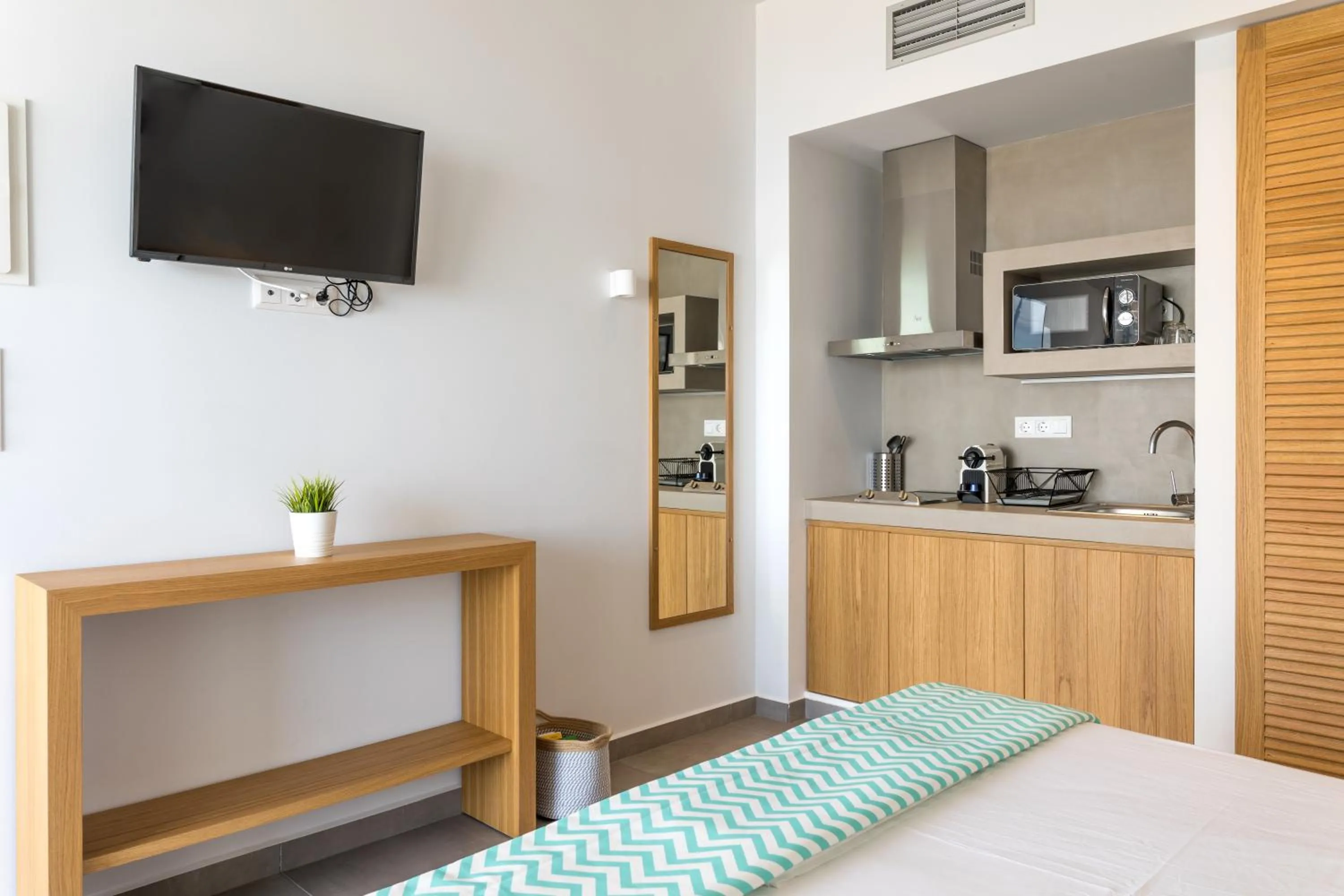 TV and multimedia, Bed in Mougre studios