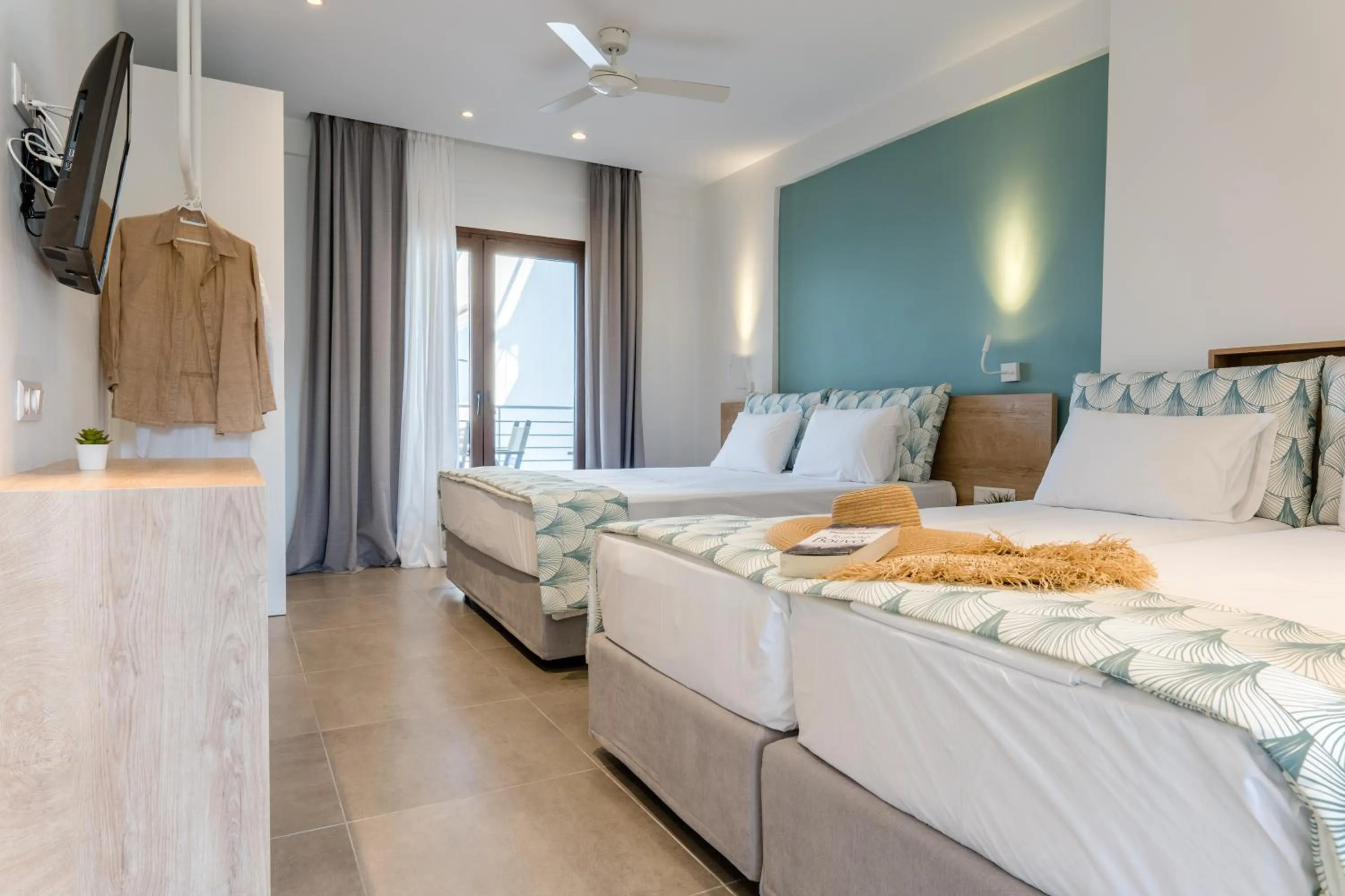 Photo of the whole room, Bed in Mougre studios