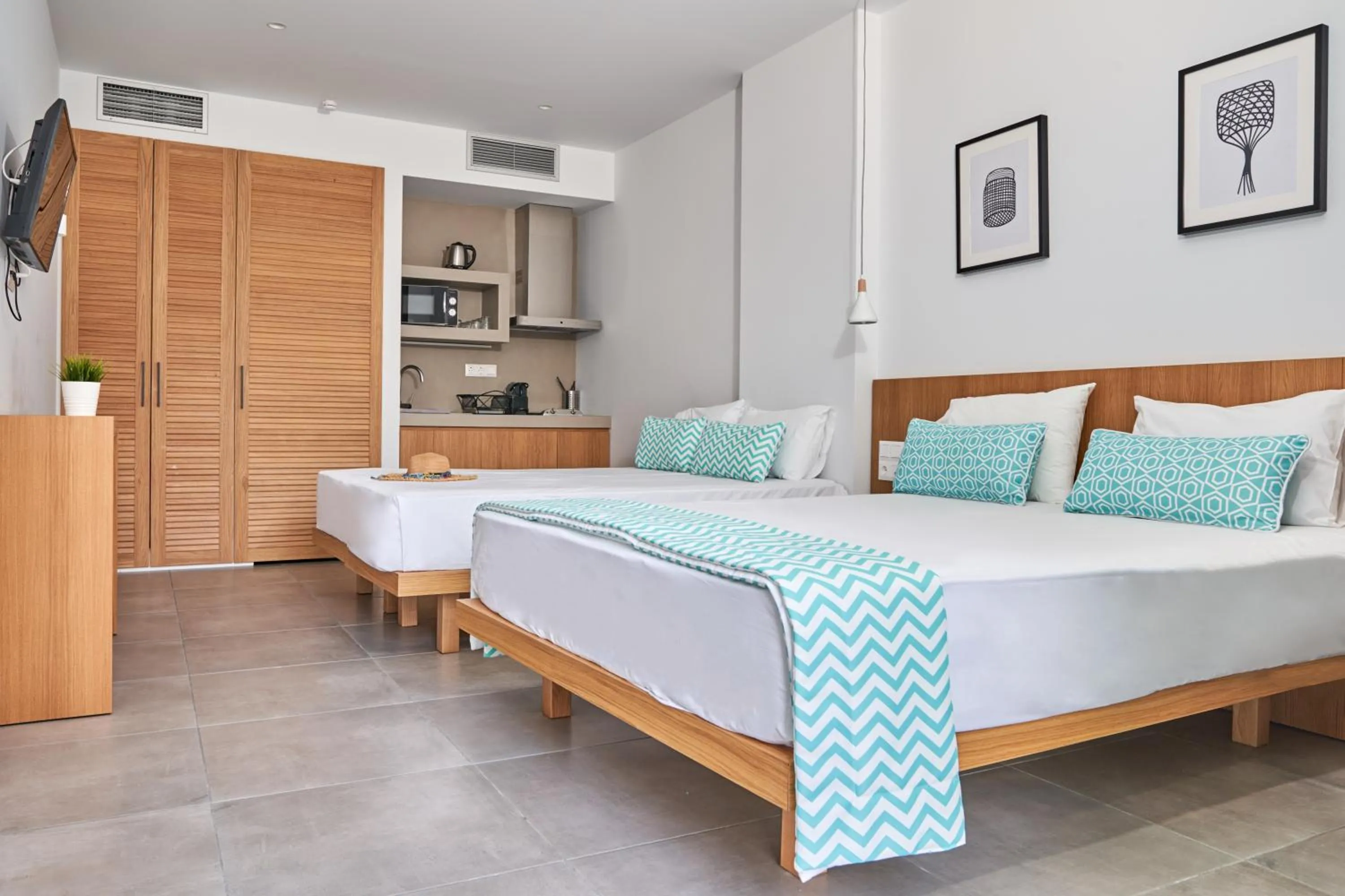 Photo of the whole room, Bed in Mougre studios