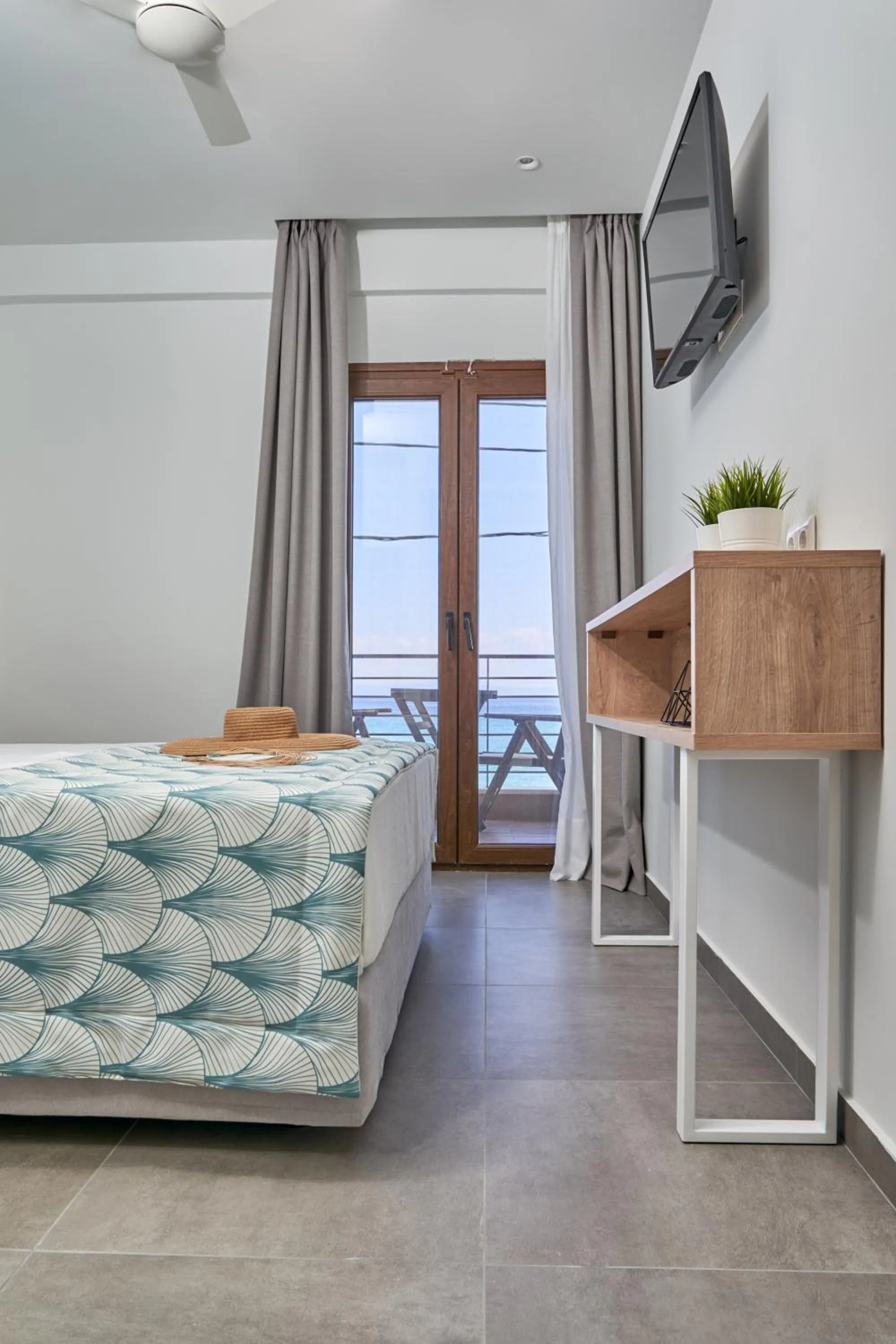 Photo of the whole room, Bed in Mougre studios