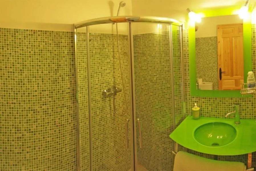 Bathroom in Observatorio de Buitres Mas de Bunyol