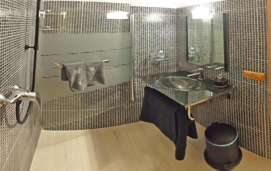 Bathroom in Observatorio de Buitres Mas de Bunyol