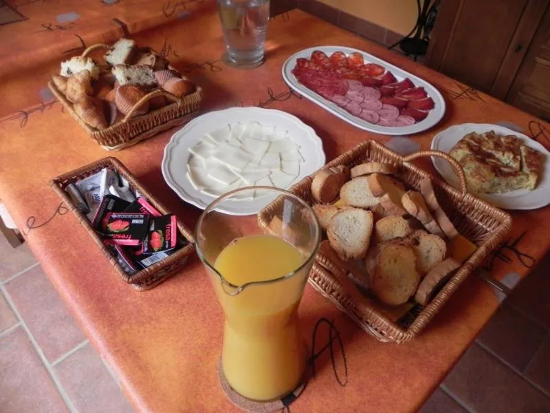 Food and drinks in Observatorio de Buitres Mas de Bunyol