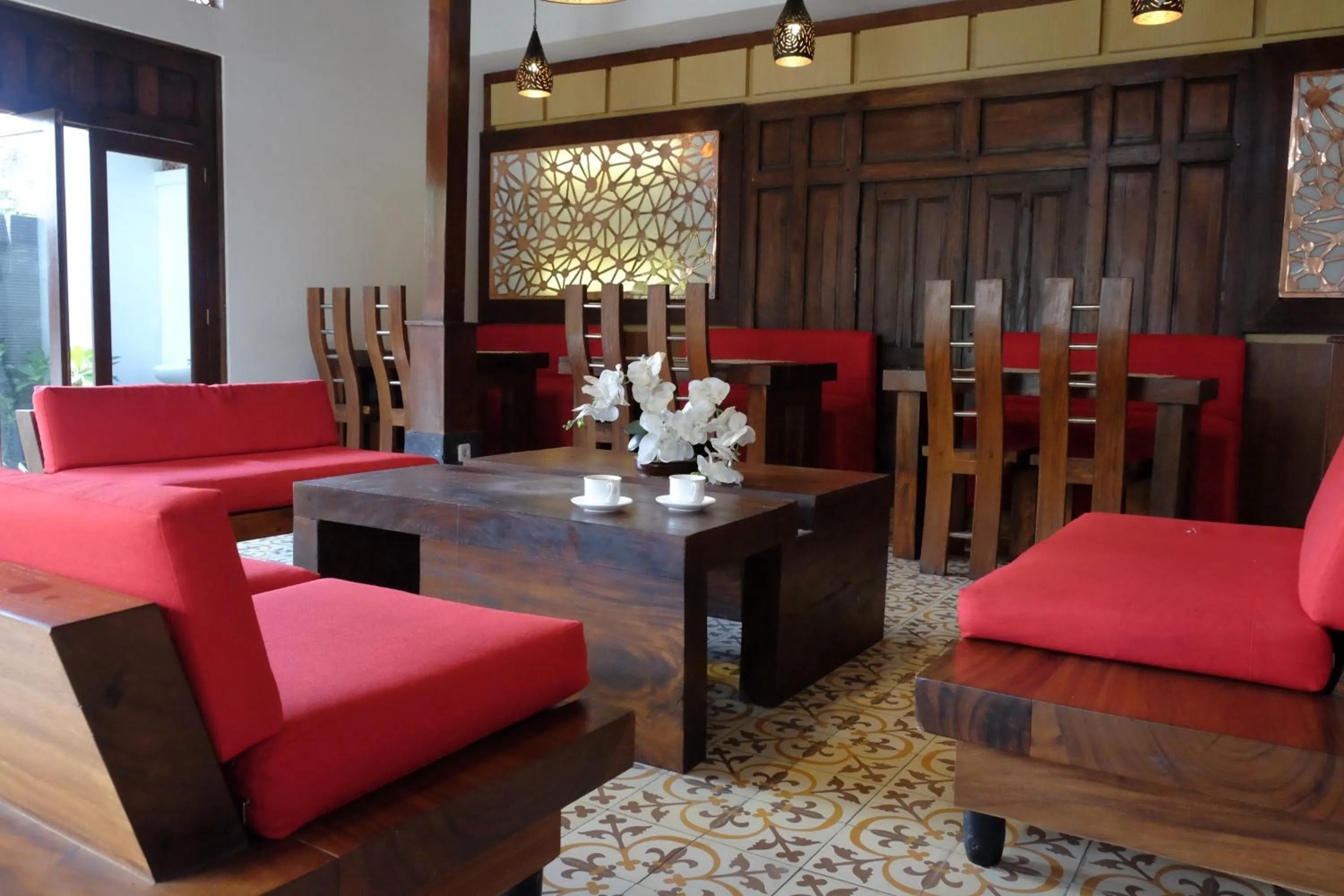 Seating area in Puri Langenarjan Guest House