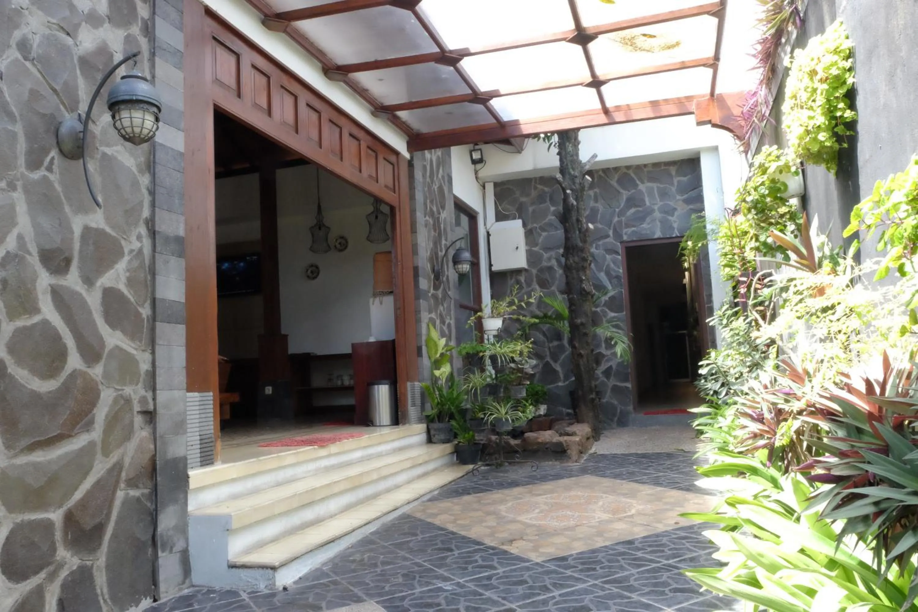 Facade/entrance in Puri Langenarjan Guest House