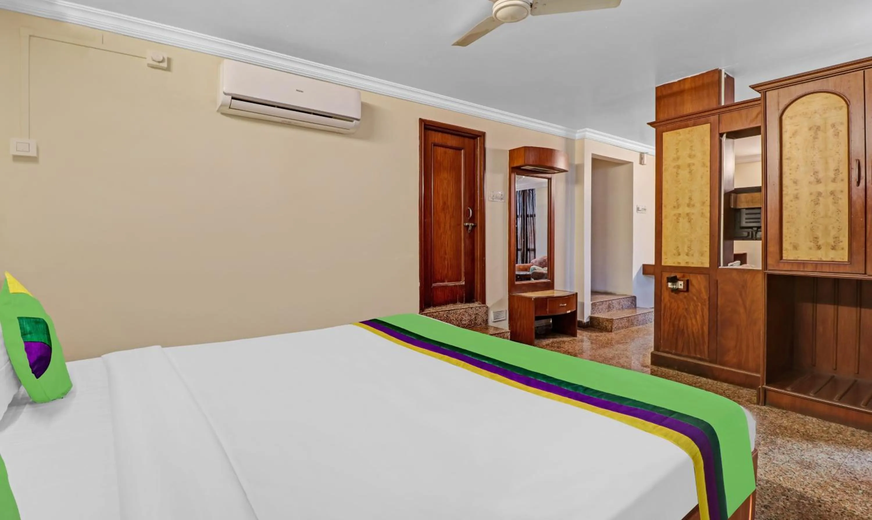 Bedroom, Bed in Treebo Surya Yatri Niwas