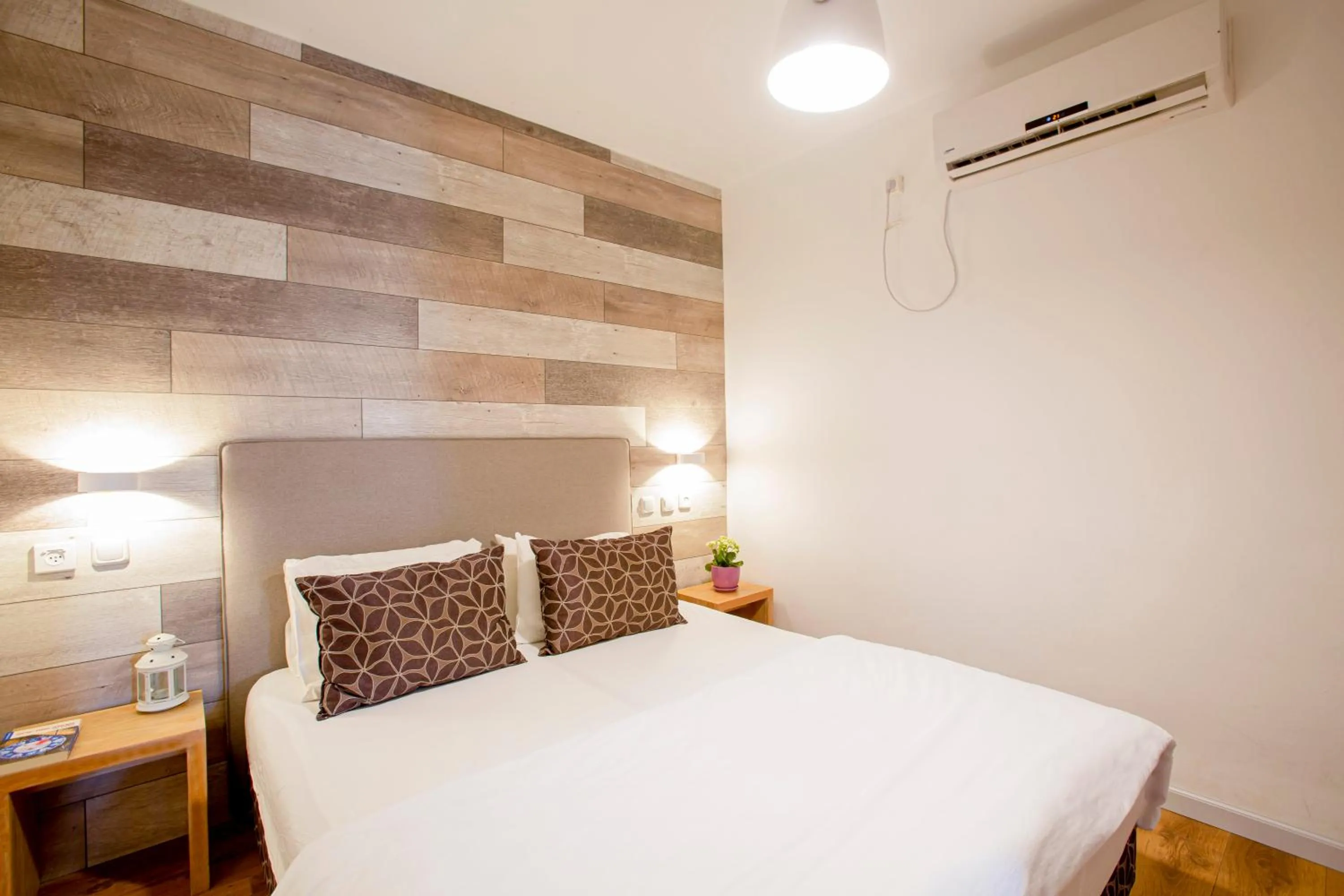 Bedroom, Bed in Kibbutz Malkiya Travel Hotel