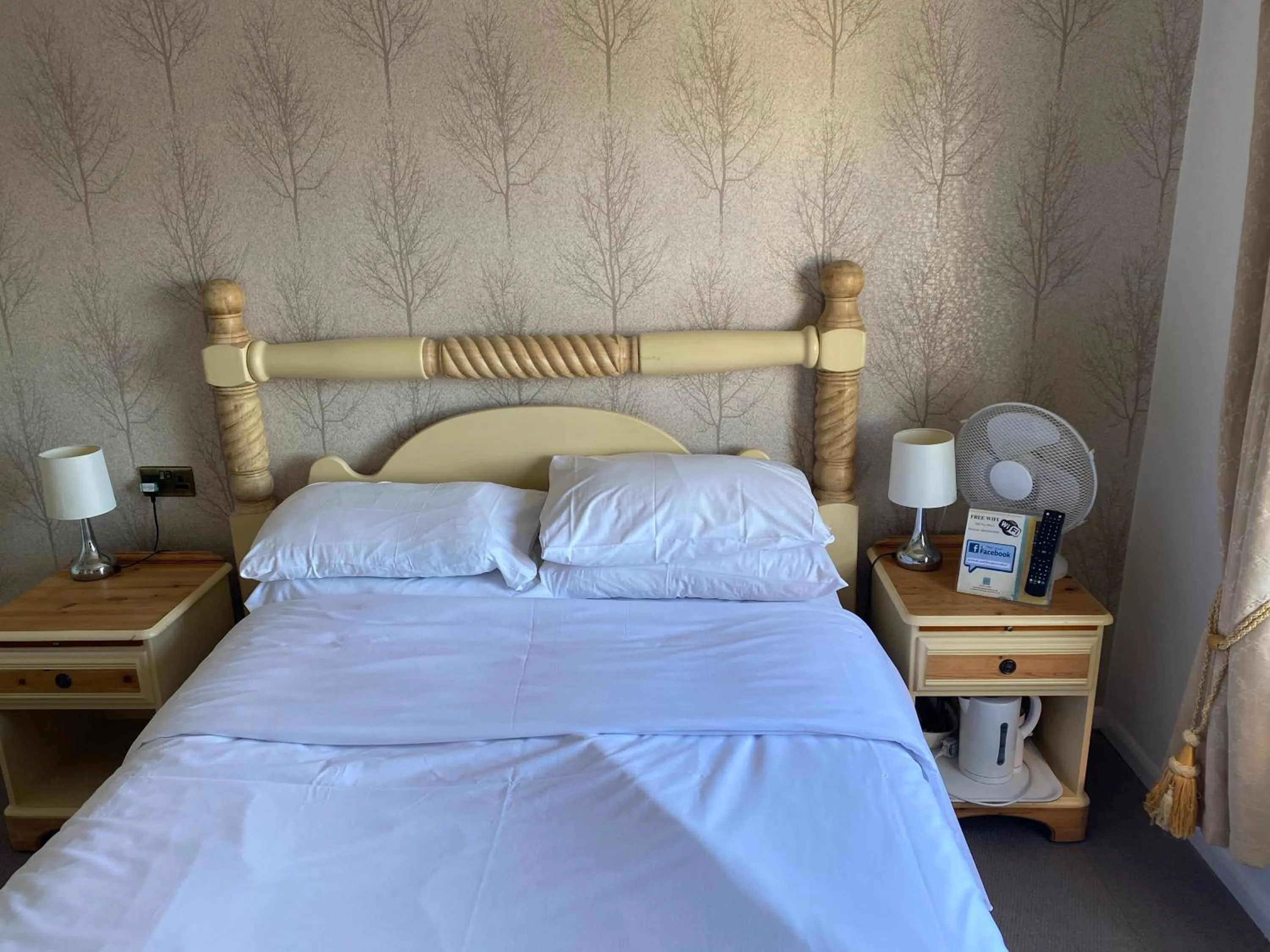 Bed in Three Queens Hotel