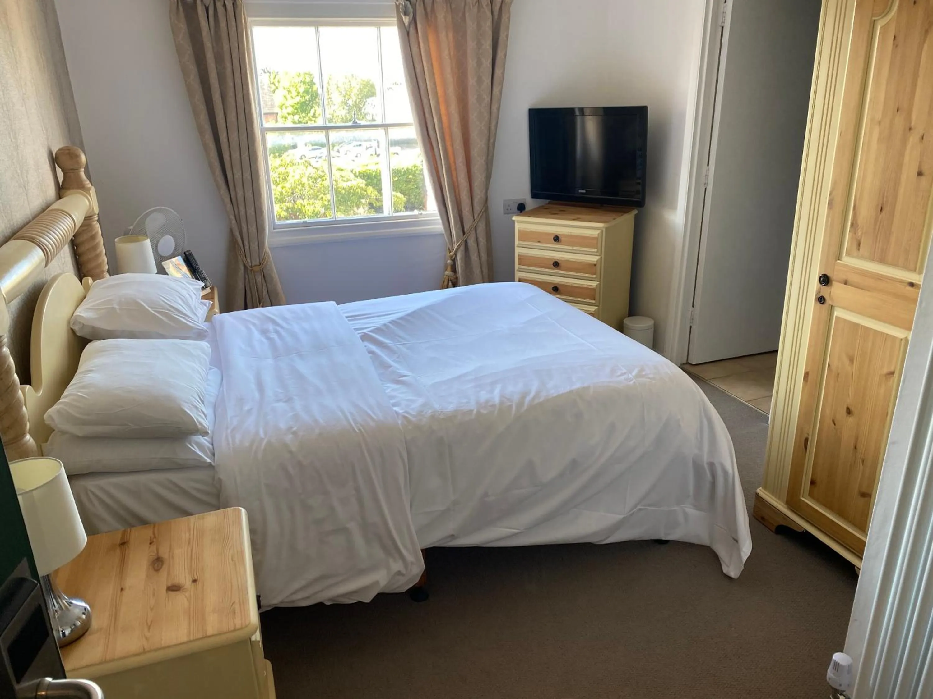 Bed in Three Queens Hotel