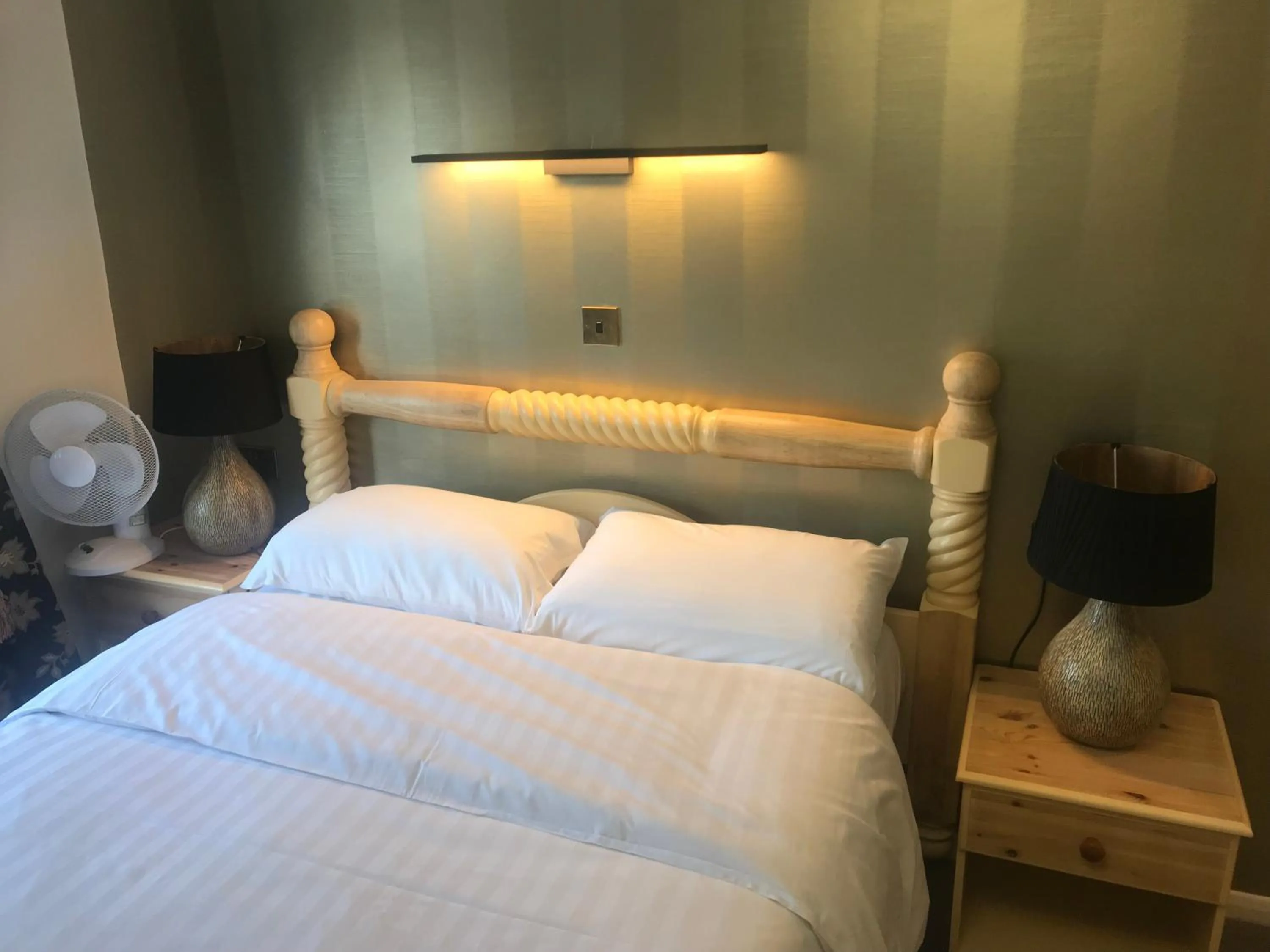 Bed in Three Queens Hotel