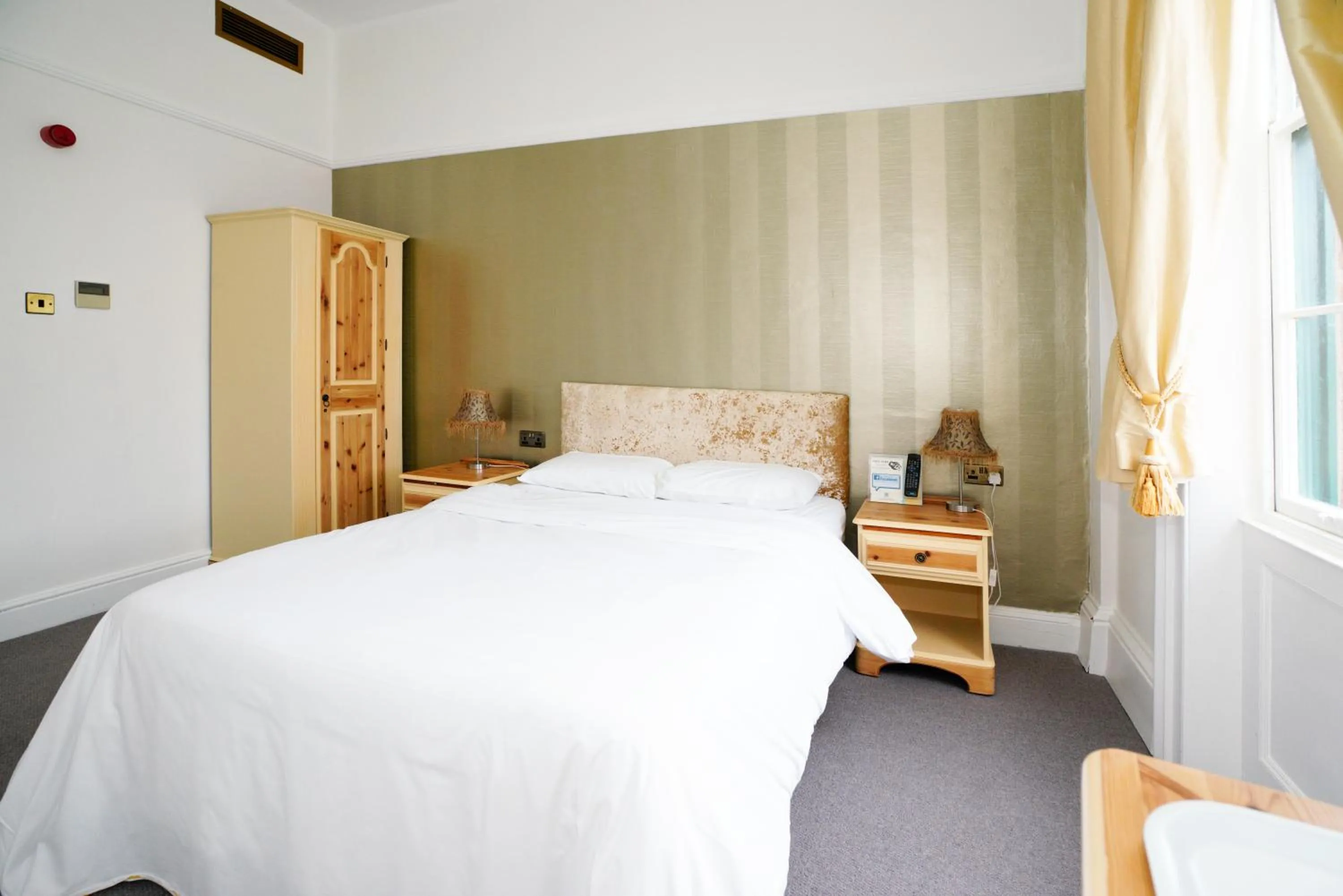 Bed in Three Queens Hotel