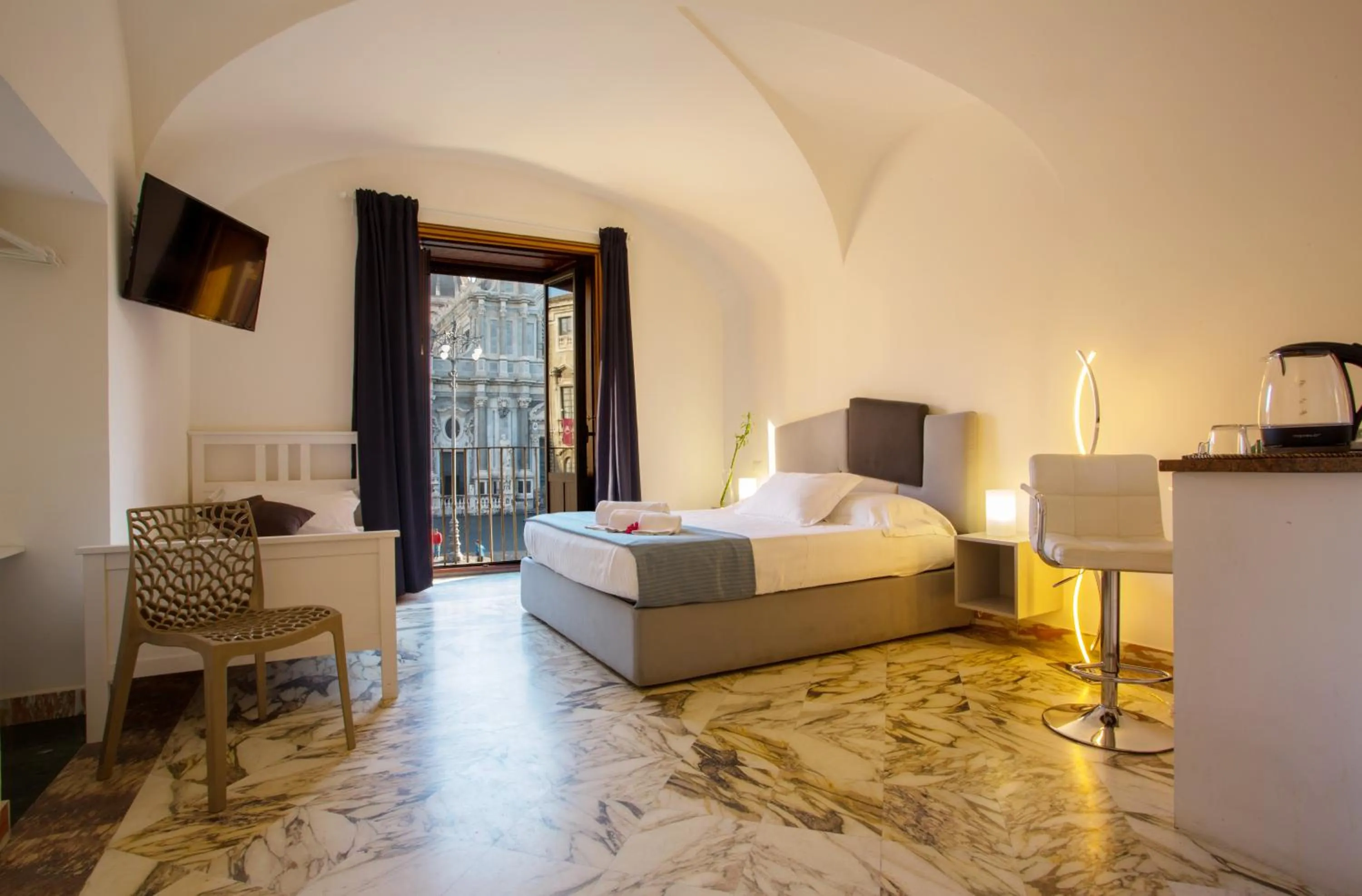 Photo of the whole room, Bed in Le Suites Del Duomo House