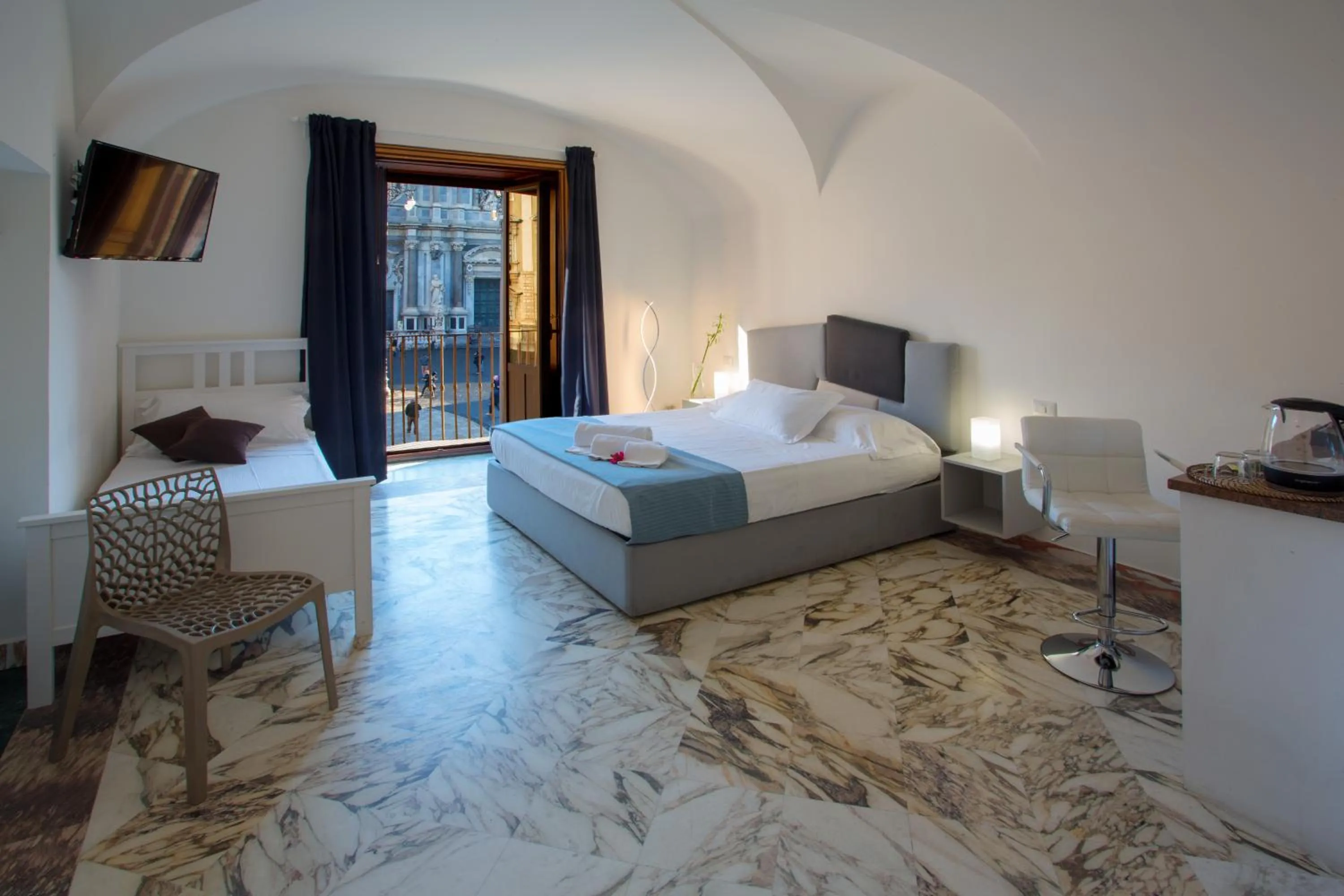 Photo of the whole room, Bed in Le Suites Del Duomo House
