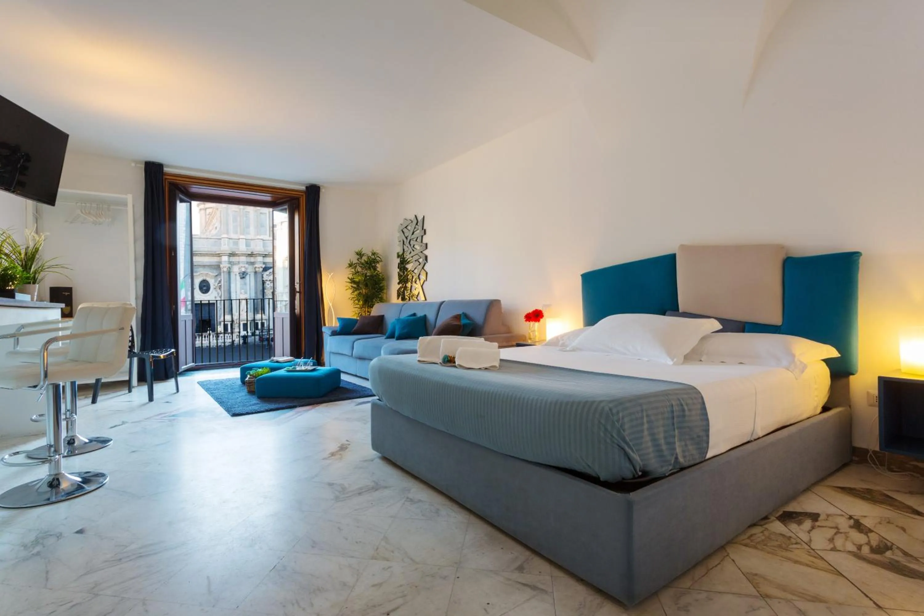 Photo of the whole room, Bed in Le Suites Del Duomo House