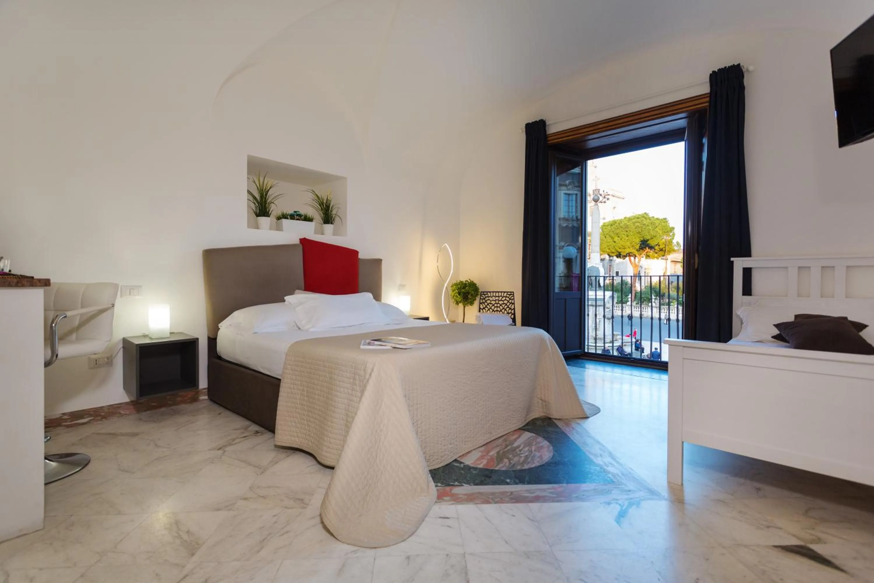Photo of the whole room, Bed in Le Suites Del Duomo House