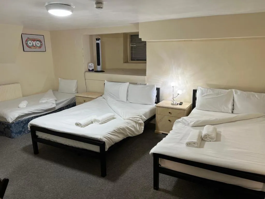 Photo of the whole room, Bed in Stratford Hotel