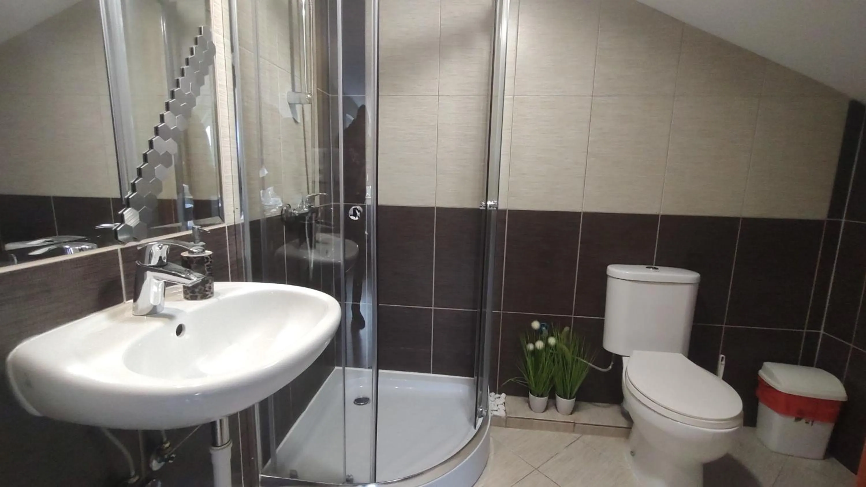 Shower in Słoneczny Dom pokoje i apartament na wynajem