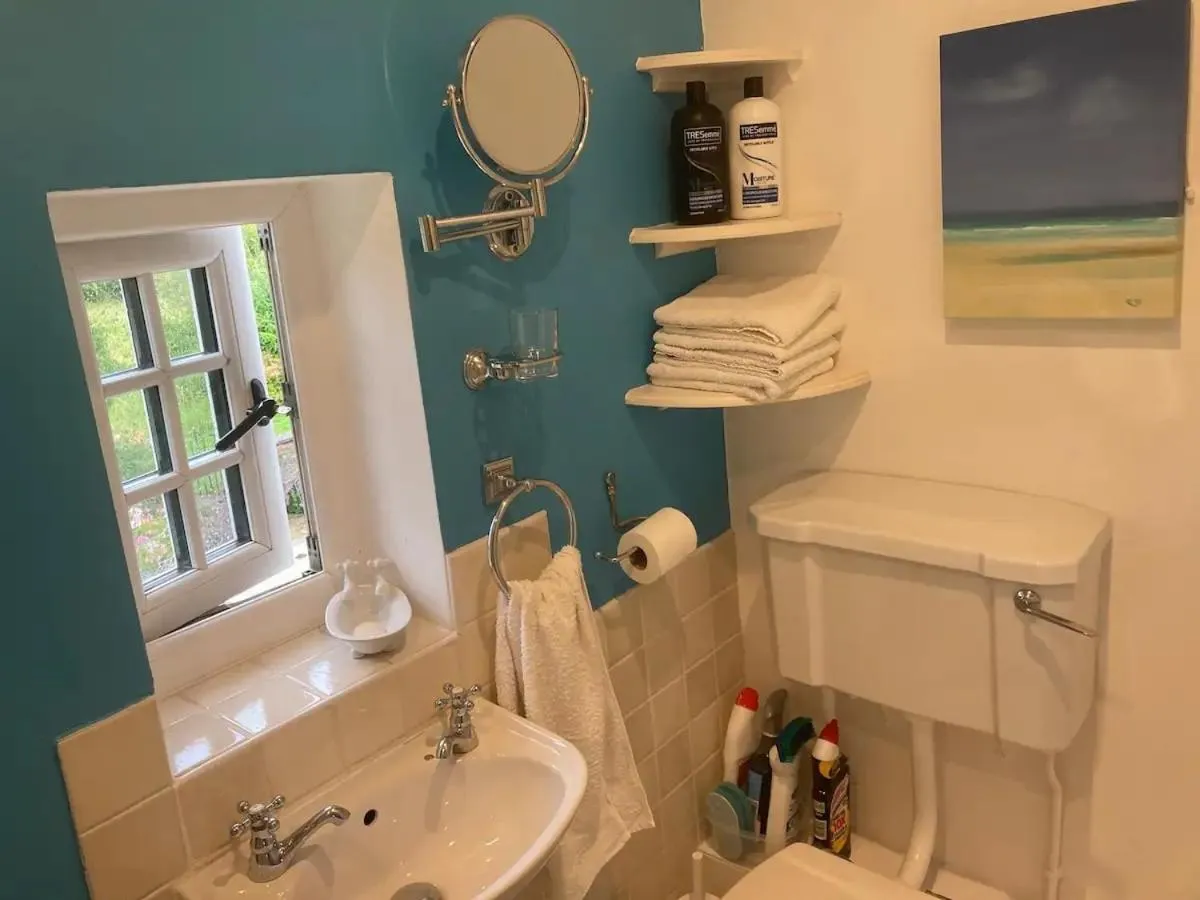 Bathroom in Mulsford Cottage