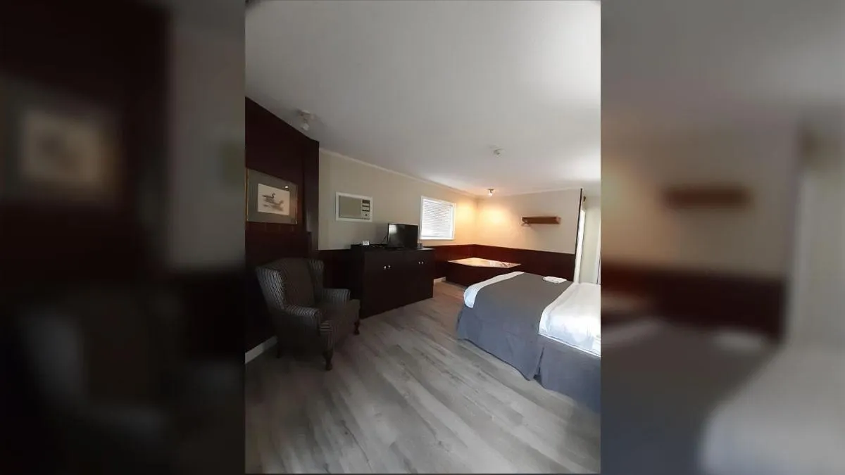 Algonquin Lakeside Inn