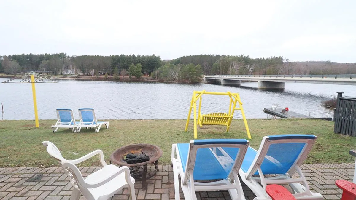 Algonquin Lakeside Inn