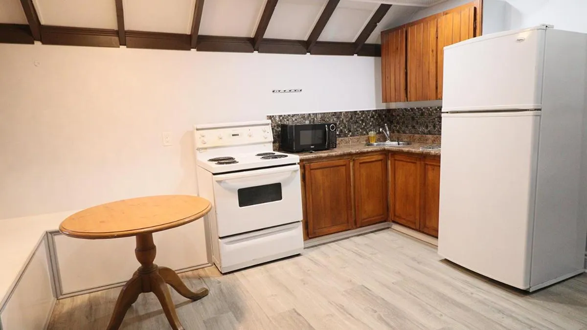 Algonquin Lakeside Inn