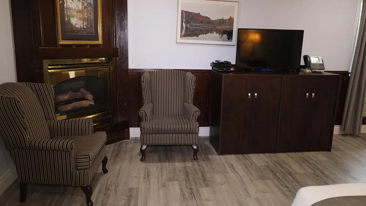 Algonquin Lakeside Inn