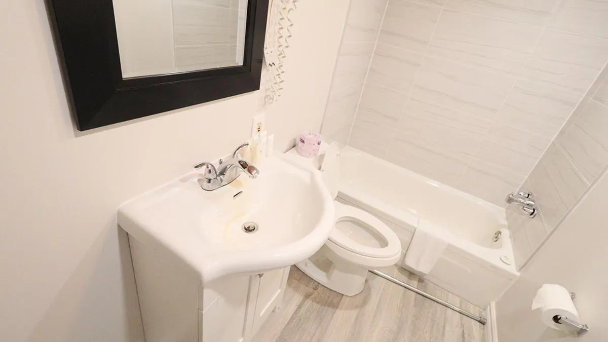 Algonquin Lakeside Inn